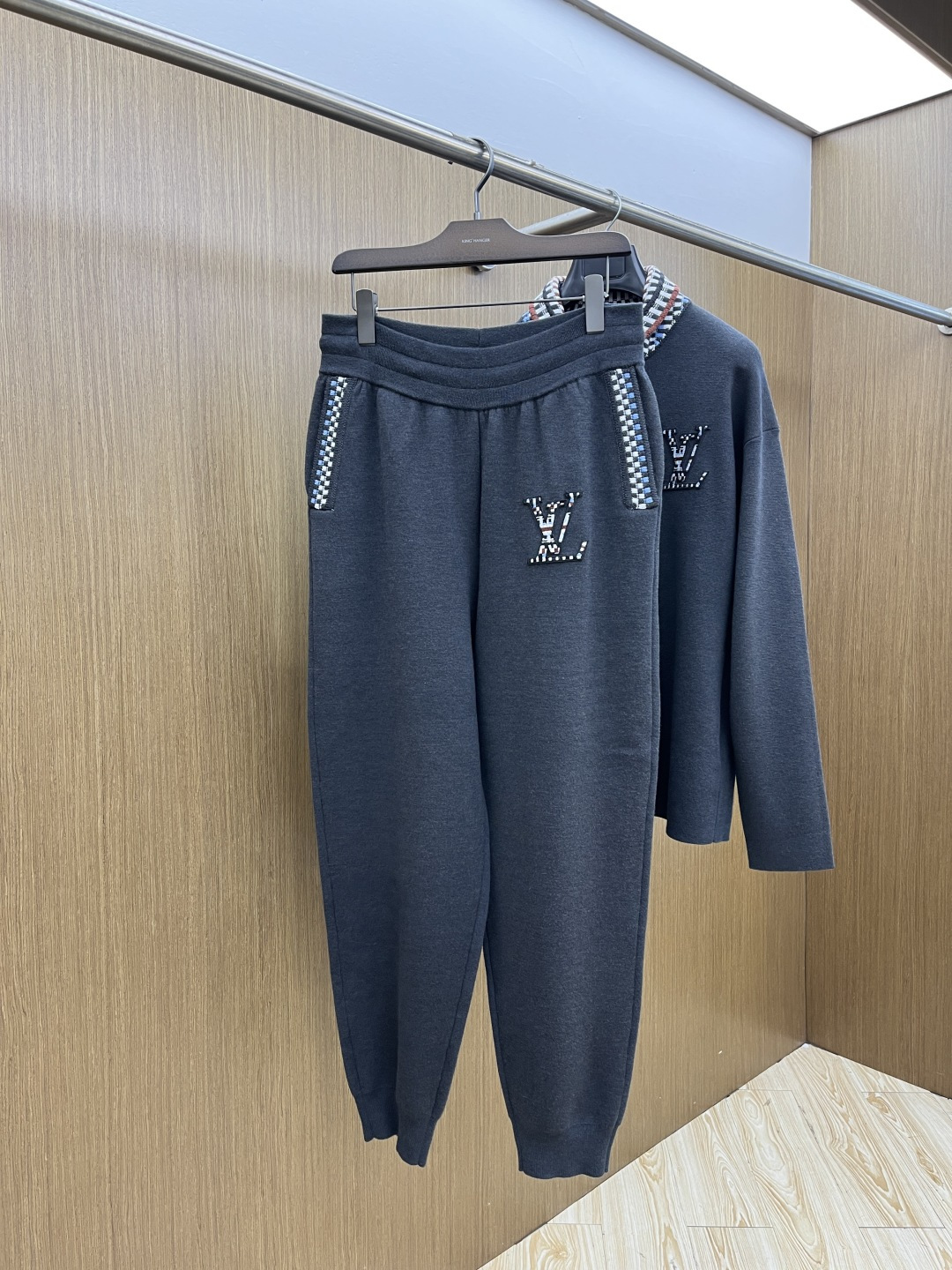 NO:609242,Autumn and winter Louis Vuitton LV dark knitted sweatpants｜Lazy details control the heart] The dark gray and black tones are wrapped in a soft texture. The contrasting plaid webbing on the waist is an exquisite little thought that cannot be hidden. The LV logo in the center is decorated with fine lines - embroidering 'low-key elegance' in daily life.  The loose leg-fitting silhouette is suitable for all body types. It can be wrapped in a relaxed and fashionable feeling when commuting, going out on the street, or staying at home. It is a wardrobe 'universal match' that is eye-catching when worn alone or paired with a jacket. Do you want me to help you write a more eye-catching short social media platform post?  Color Picture color Size S-XXL Color Picture color Size S-XXL,,louis vuitton,louis vuitton,jackets & coats,alexander wang19860909秋冬 Louis VuittonLV暗黑系织针卫裤｜慵懒里的细节控心动款】 深灰黑调裹满软乎乎的质感,腰侧撞色格纹织带是藏不住的精致小心思,正中央的LV标识缀满细碎纹路——把“低调贵气”绣在了日常里. 宽松束脚廓形适配各种身材,通勤、出街、宅家都能裹出松弛时髦感,是单穿亮眼、GZ 搭外套更出彩的衣橱“万能搭子”. 要不要我帮你写一段更抓眼的短款社交平台配文？ 颜色 图片色 尺码S-XXL 颜色 图片色 尺码S-XXL,,louis vuitton,louis vuitton,jackets & coats,alexander wang,Men's clothing