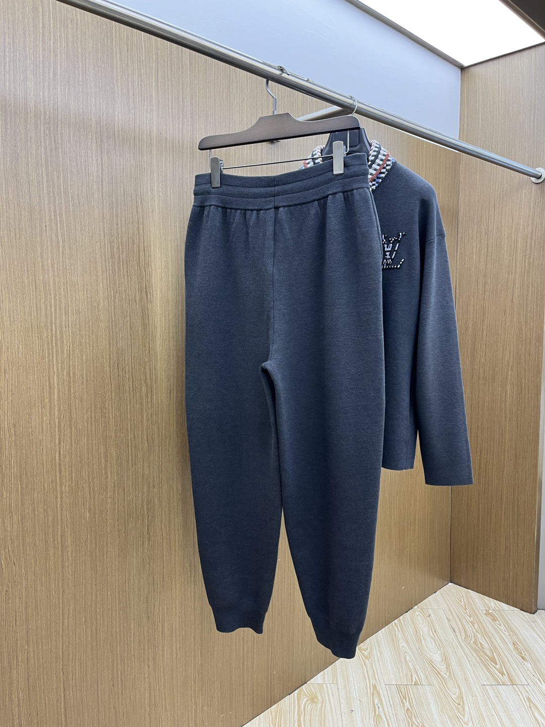 秋冬 Louis VuittonLV暗黑系织针卫裤｜慵懒里的细节控心动款】深灰黑调裹满软乎乎的质感，腰侧