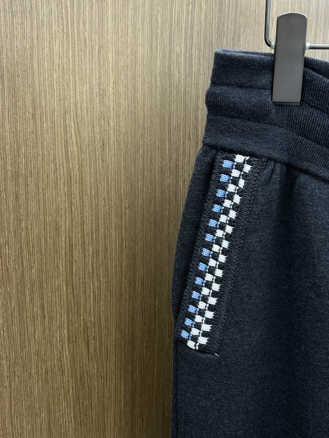 秋冬 Louis VuittonLV暗黑系织针卫裤｜慵懒里的细节控心动款】深灰黑调裹满软乎乎的质感，腰侧