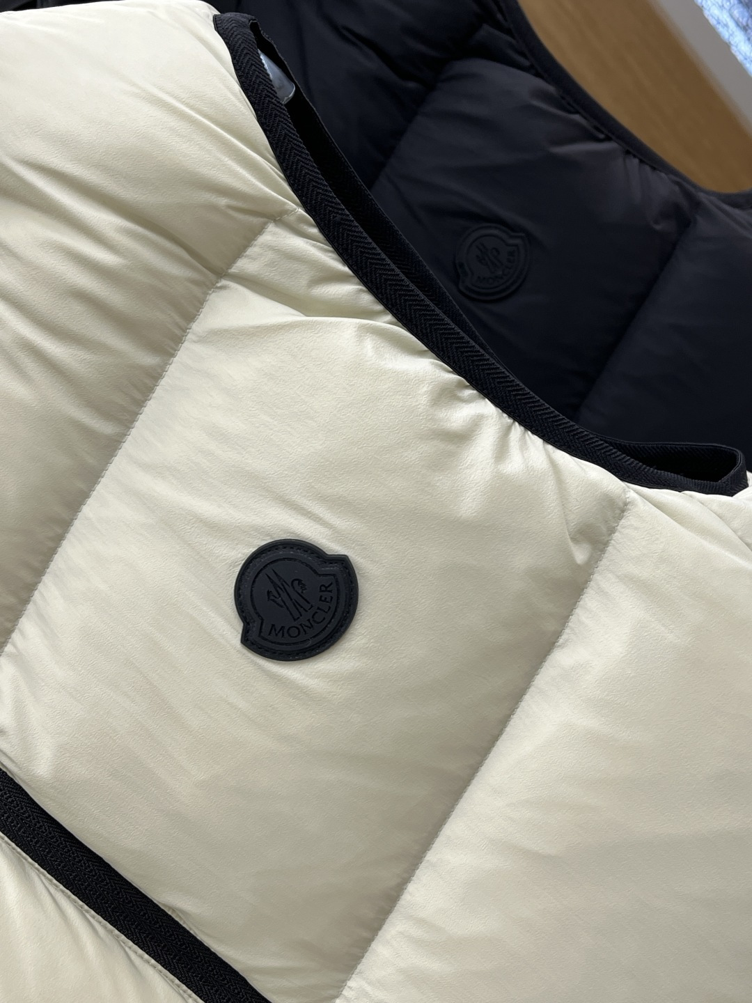 秋冬羽绒 Mon 🔥秋冬上新蒙口羽绒马甲（帽子可拆卸）进口面料 定制五金 简约时尚 适配商务、休闲等多种