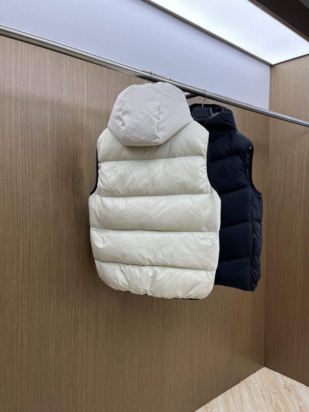 秋冬羽绒 Mon 🔥秋冬上新蒙口羽绒马甲（帽子可拆卸）进口面料 定制五金 简约时尚 适配商务、休闲等多种