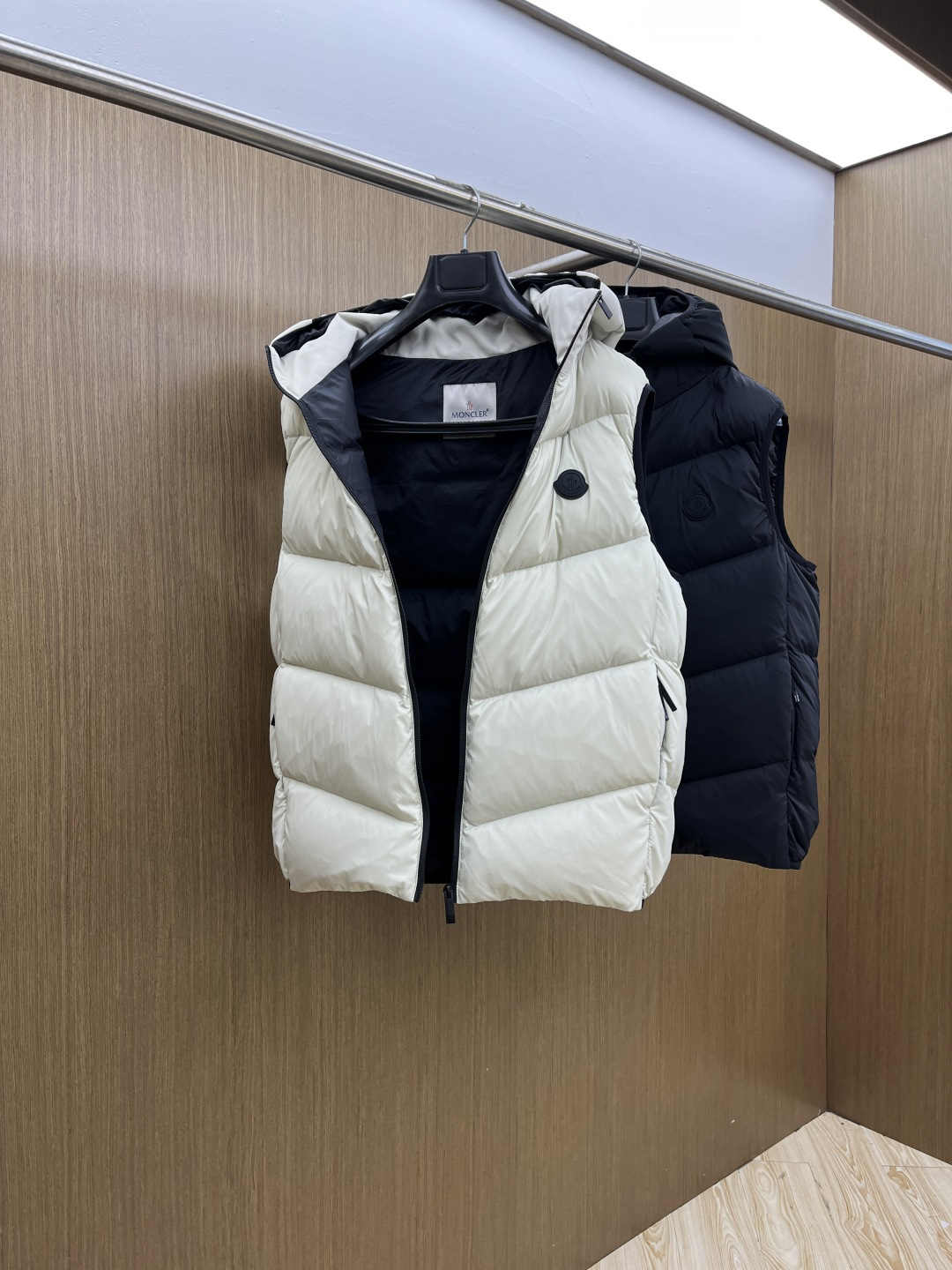 秋冬羽绒 Mon 🔥秋冬上新蒙口羽绒马甲（帽子可拆卸）进口面料 定制五金 简约时尚 适配商务、休闲等多种