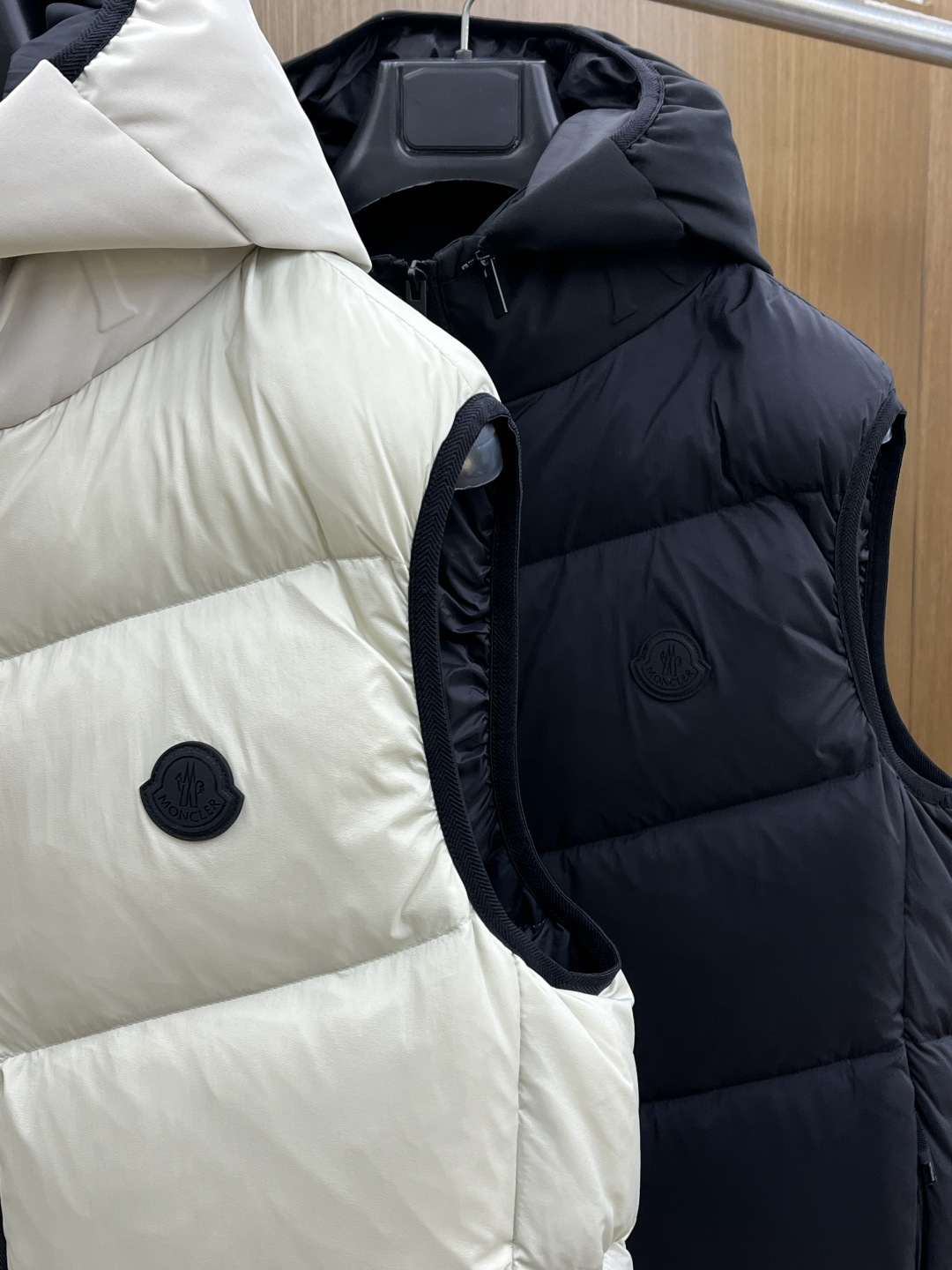 秋冬羽绒 Mon 🔥秋冬上新蒙口羽绒马甲（帽子可拆卸）进口面料 定制五金 简约时尚 适配商务、休闲等多种