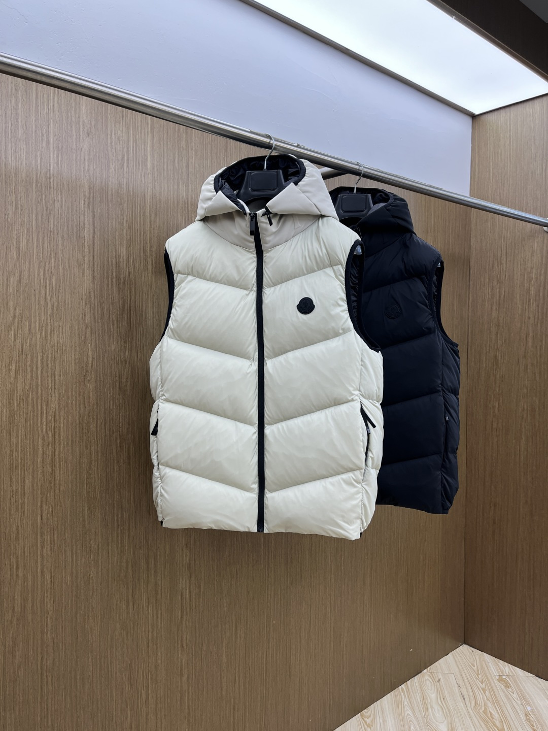 秋冬羽绒 Mon 🔥秋冬上新蒙口羽绒马甲（帽子可拆卸）进口面料 定制五金 简约时尚 适配商务、休闲等多种