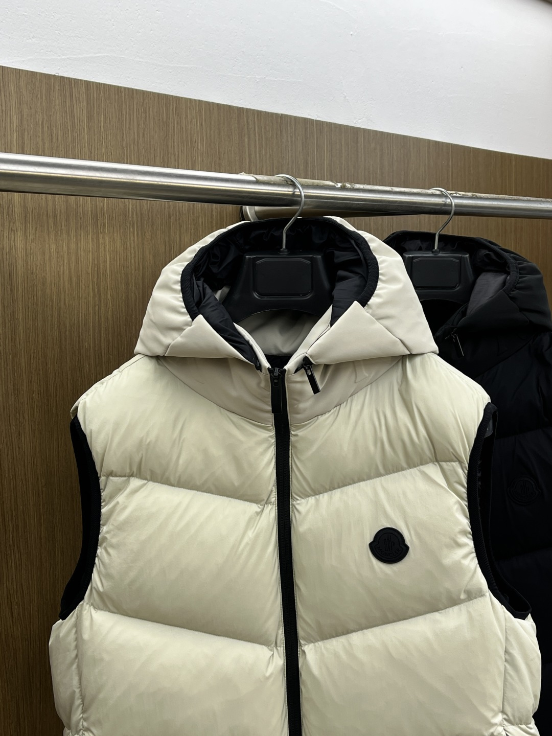 秋冬羽绒 Mon 🔥秋冬上新蒙口羽绒马甲（帽子可拆卸）进口面料 定制五金 简约时尚 适配商务、休闲等多种