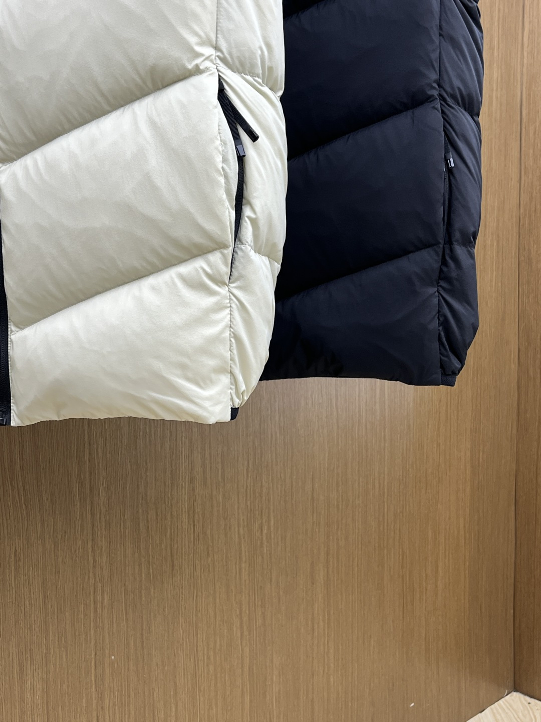 秋冬羽绒 Mon 🔥秋冬上新蒙口羽绒马甲（帽子可拆卸）进口面料 定制五金 简约时尚 适配商务、休闲等多种