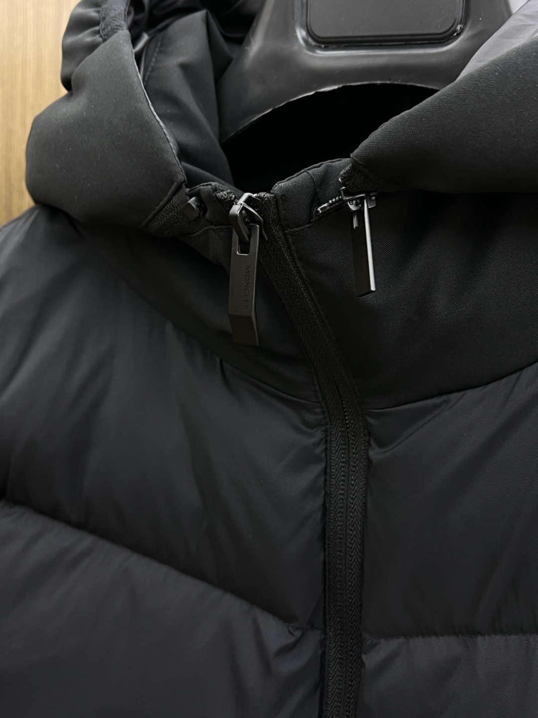 秋冬羽绒 Mon 🔥秋冬上新蒙口羽绒马甲（帽子可拆卸）进口面料 定制五金 简约时尚 适配商务、休闲等多种