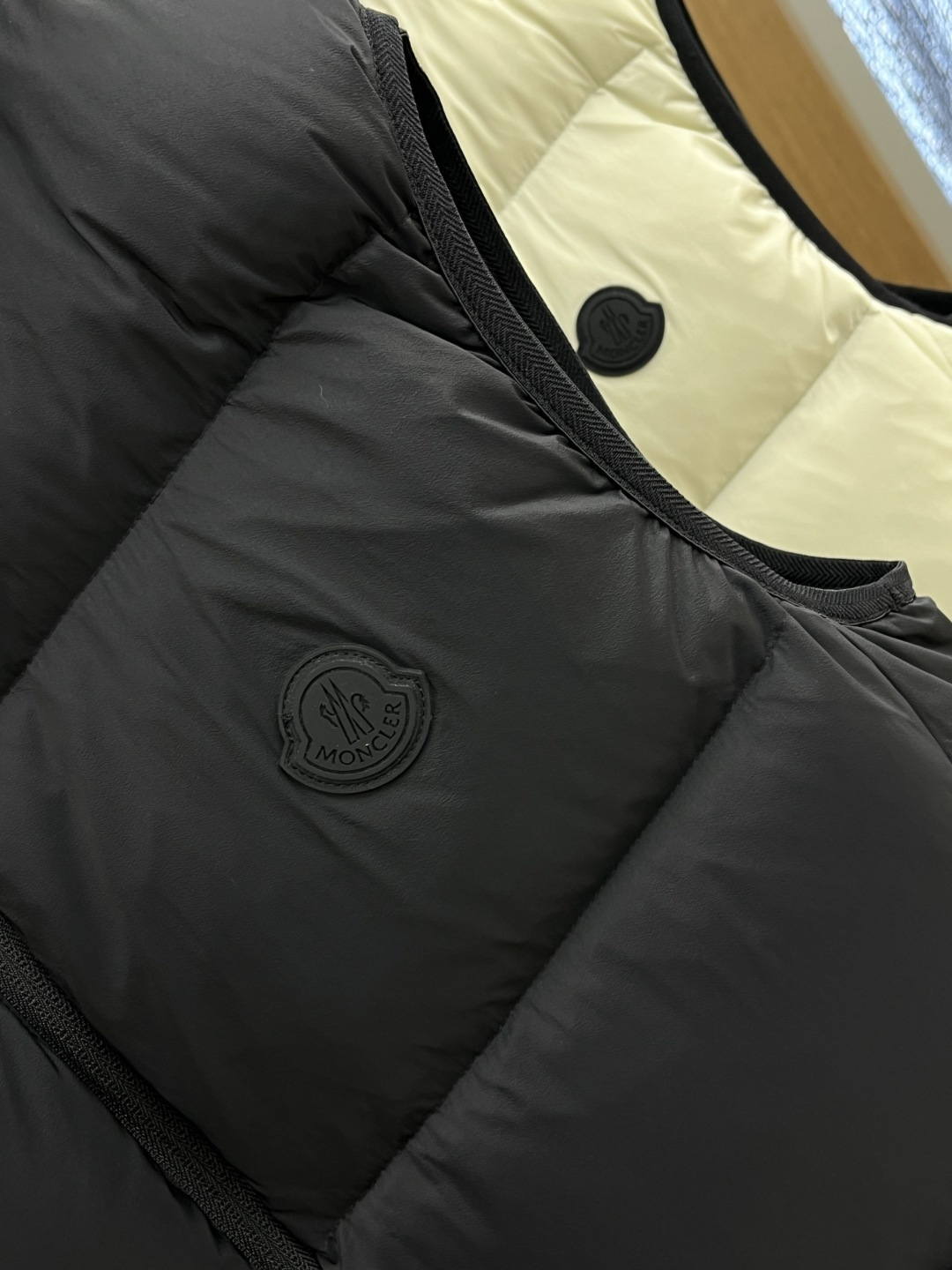 秋冬羽绒 Mon 🔥秋冬上新蒙口羽绒马甲（帽子可拆卸）进口面料 定制五金 简约时尚 适配商务、休闲等多种