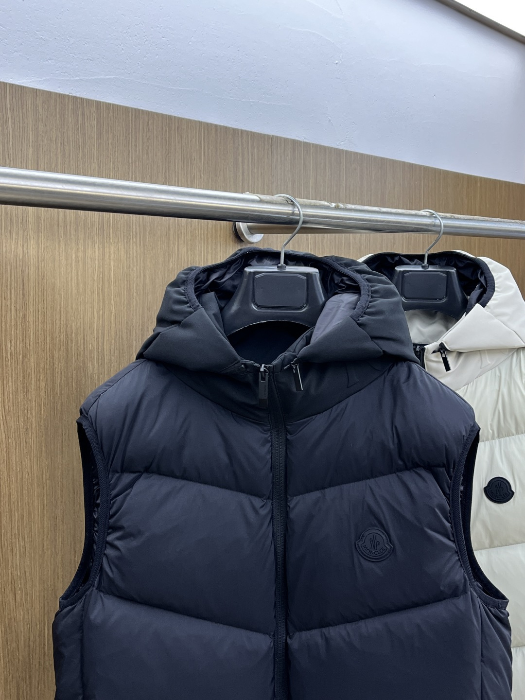 秋冬羽绒 Mon 🔥秋冬上新蒙口羽绒马甲（帽子可拆卸）进口面料 定制五金 简约时尚 适配商务、休闲等多种