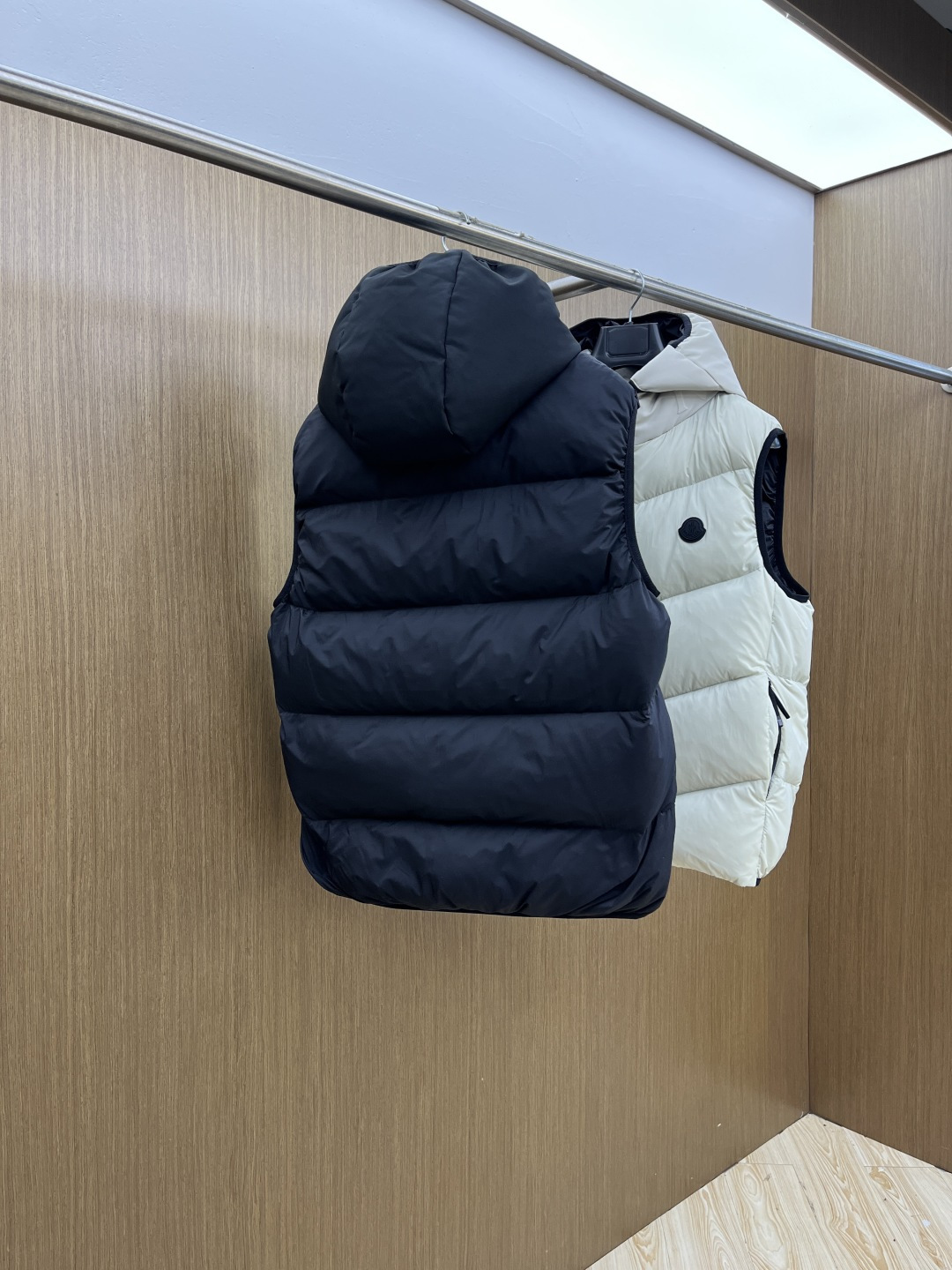 秋冬羽绒 Mon 🔥秋冬上新蒙口羽绒马甲（帽子可拆卸）进口面料 定制五金 简约时尚 适配商务、休闲等多种