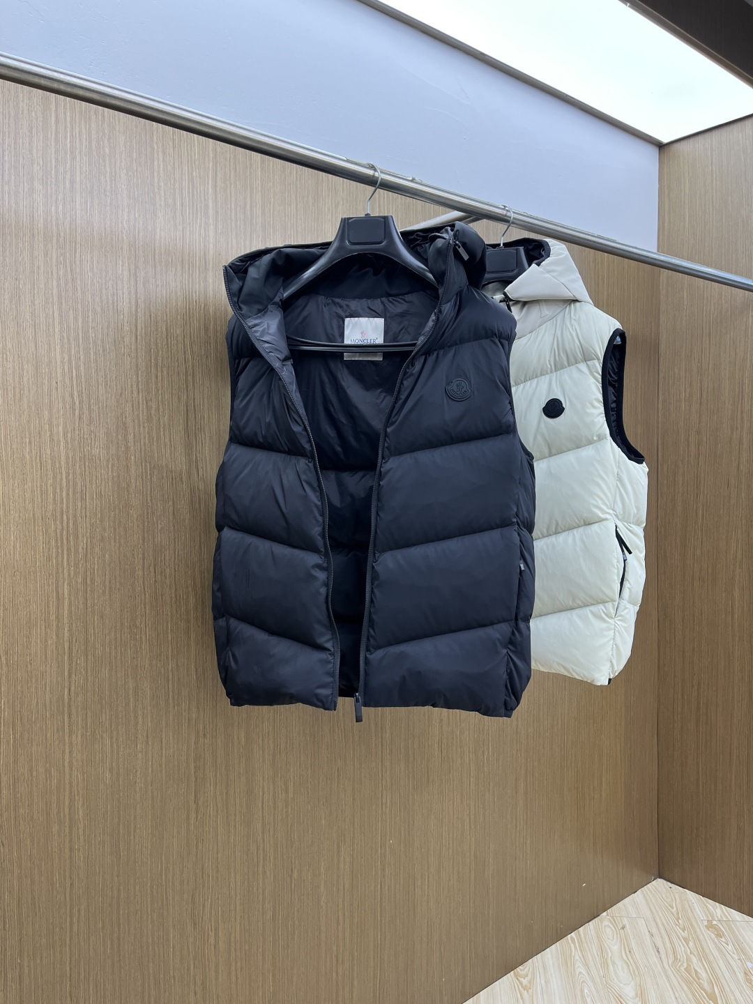 秋冬羽绒 Mon 🔥秋冬上新蒙口羽绒马甲（帽子可拆卸）进口面料 定制五金 简约时尚 适配商务、休闲等多种