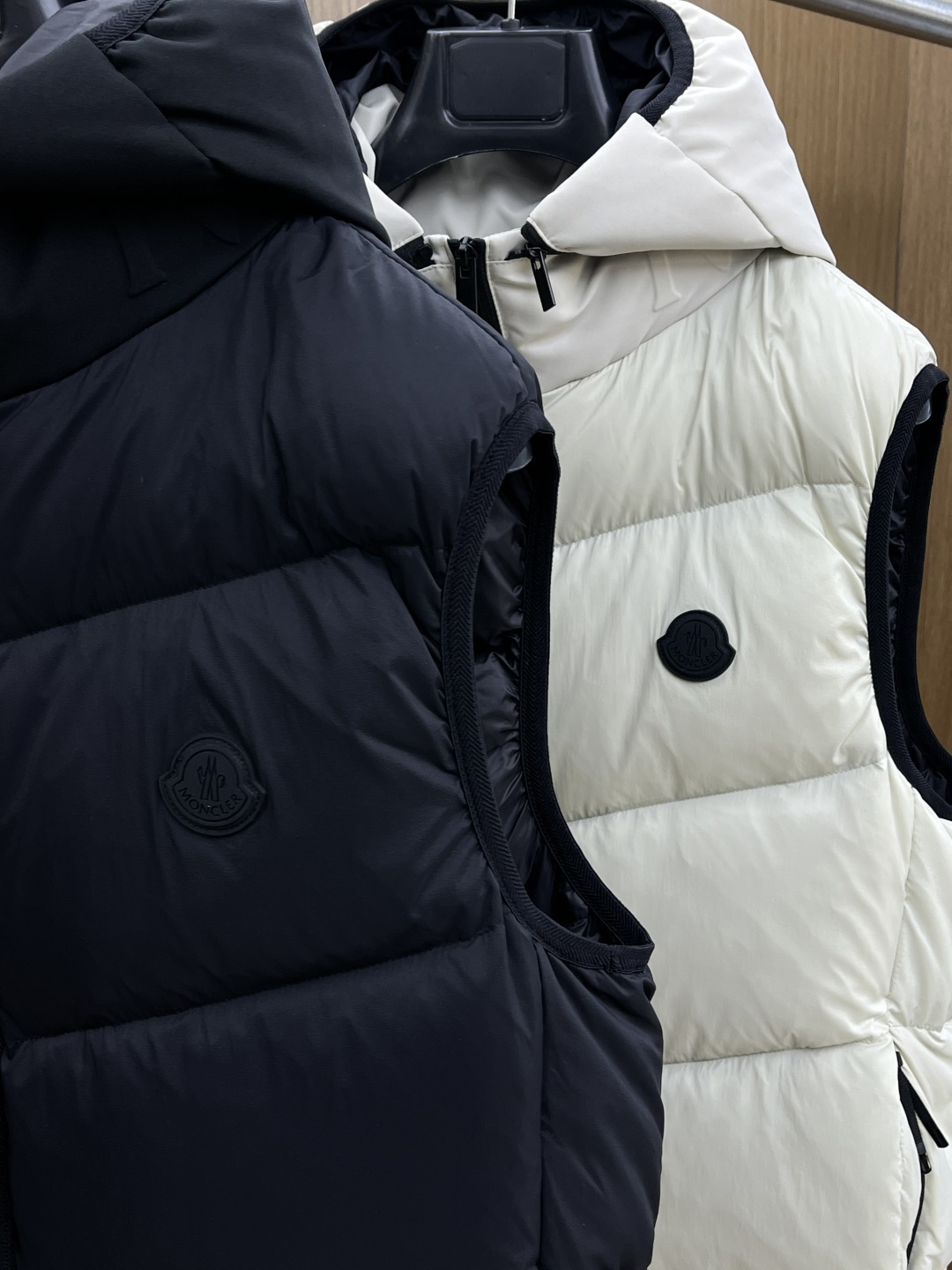 秋冬羽绒 Mon 🔥秋冬上新蒙口羽绒马甲（帽子可拆卸）进口面料 定制五金 简约时尚 适配商务、休闲等多种
