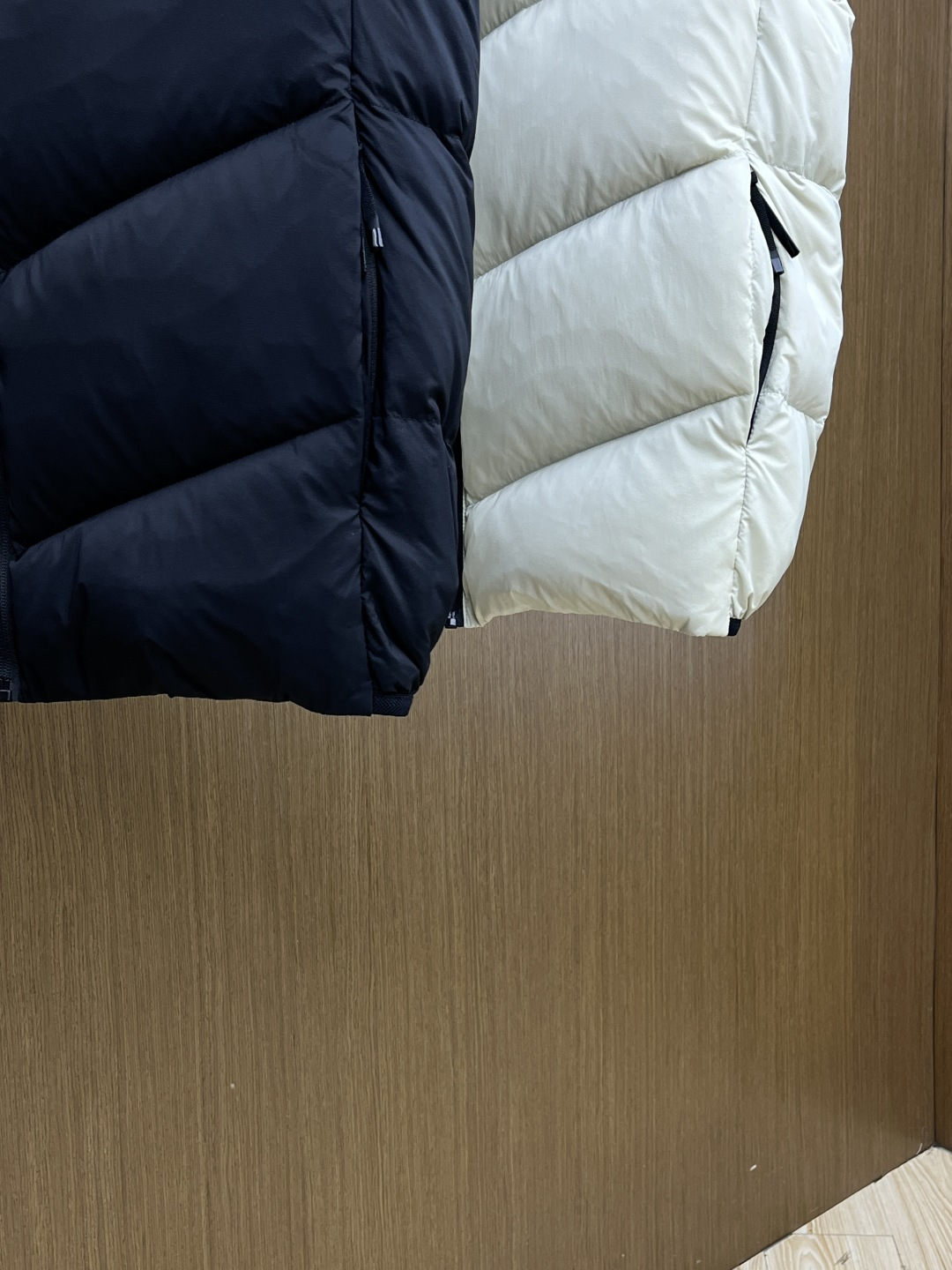 秋冬羽绒 Mon 🔥秋冬上新蒙口羽绒马甲（帽子可拆卸）进口面料 定制五金 简约时尚 适配商务、休闲等多种