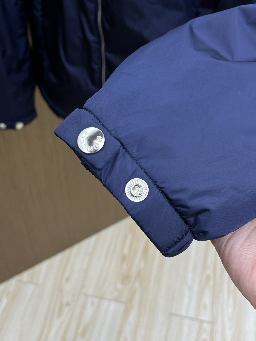 秋冬羽绒 Mon 25秋冬上新 蒙口连帽羽绒服 进口面料 定制五金 简约时尚 适配商务、休闲等多种场合 