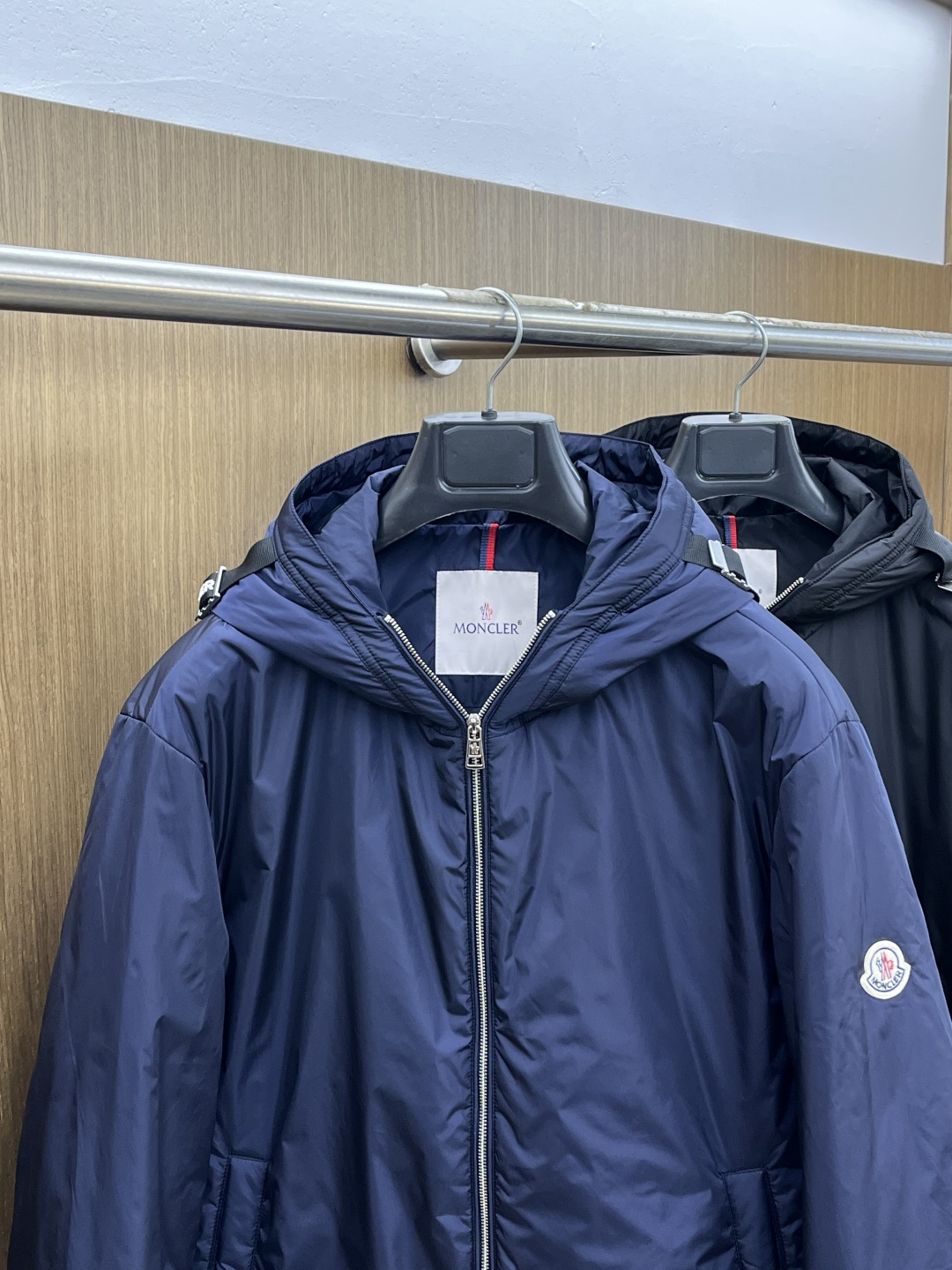 秋冬羽绒 Mon 25秋冬上新 蒙口连帽羽绒服 进口面料 定制五金 简约时尚 适配商务、休闲等多种场合 