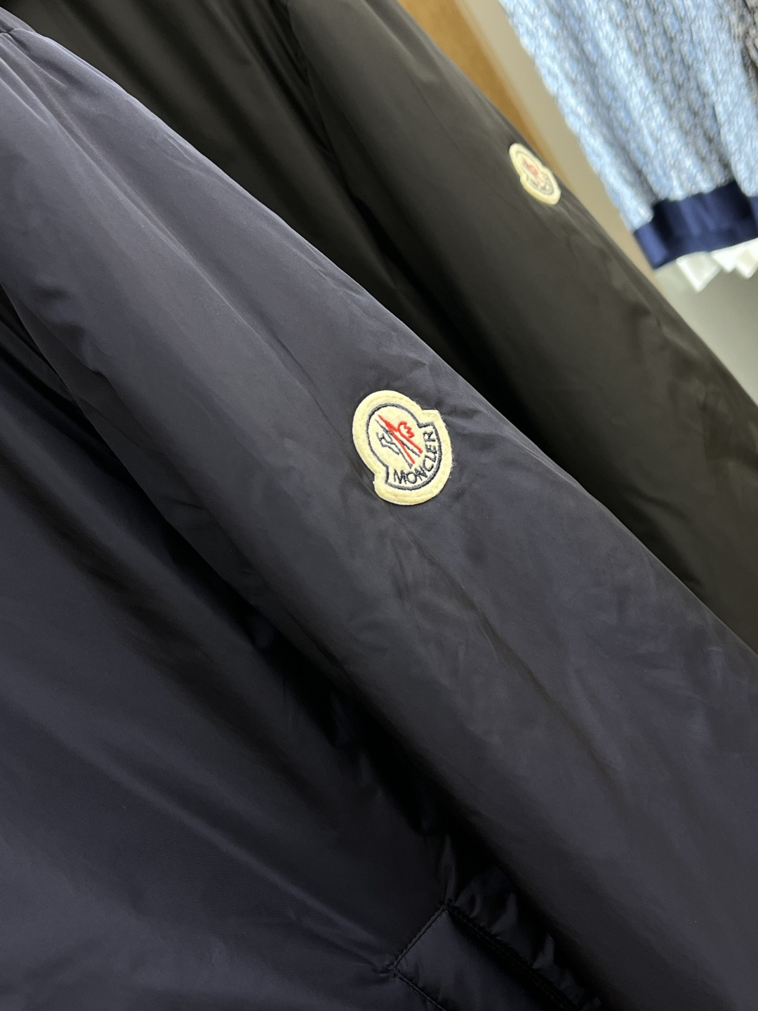 秋冬羽绒 Mon 25秋冬上新 蒙口连帽羽绒服 进口面料 定制五金 简约时尚 适配商务、休闲等多种场合 