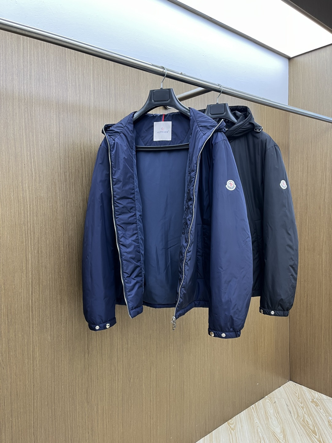 秋冬羽绒 Mon 25秋冬上新 蒙口连帽羽绒服 进口面料 定制五金 简约时尚 适配商务、休闲等多种场合 