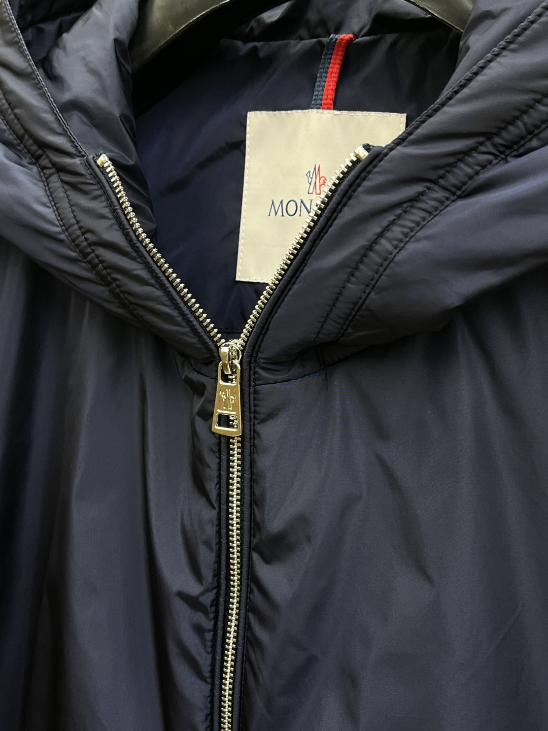 秋冬羽绒 Mon 25秋冬上新 蒙口连帽羽绒服 进口面料 定制五金 简约时尚 适配商务、休闲等多种场合 