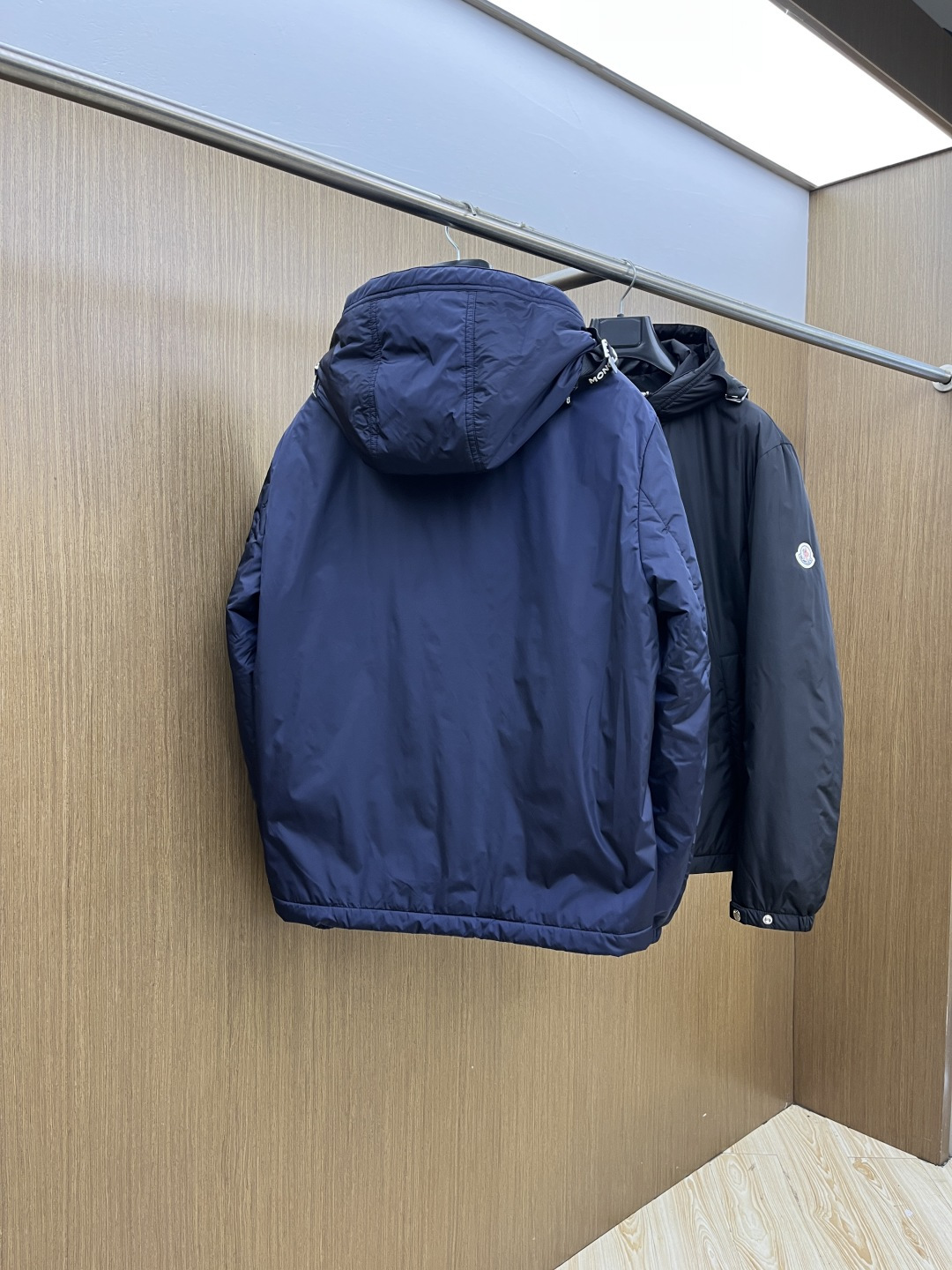 秋冬羽绒 Mon 25秋冬上新 蒙口连帽羽绒服 进口面料 定制五金 简约时尚 适配商务、休闲等多种场合 