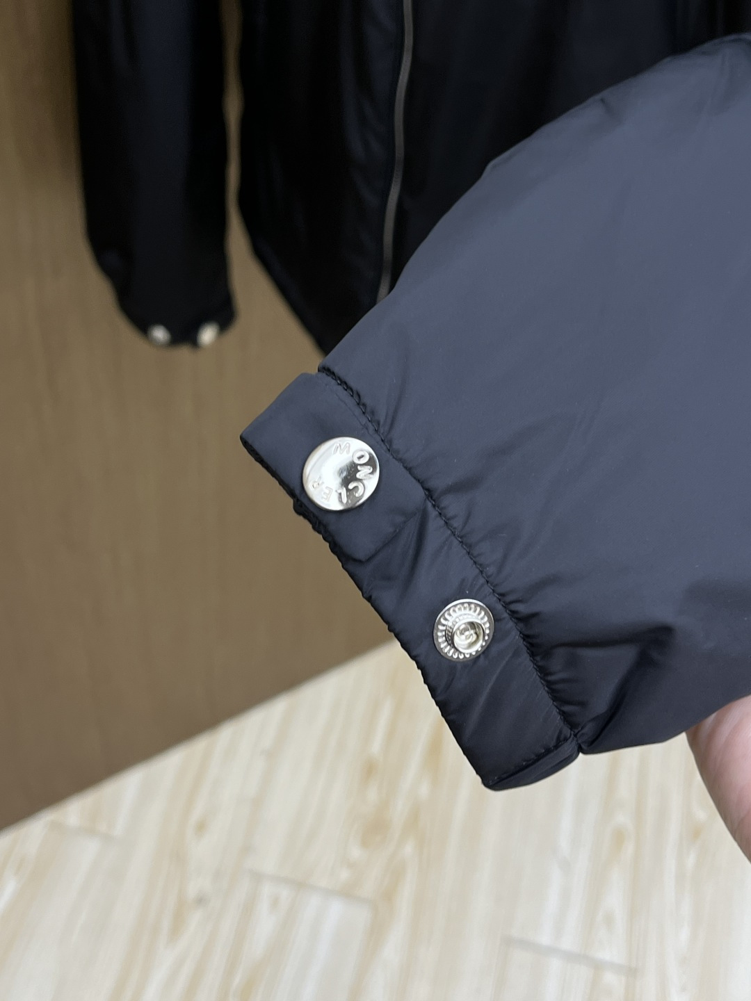 秋冬羽绒 Mon 25秋冬上新 蒙口连帽羽绒服 进口面料 定制五金 简约时尚 适配商务、休闲等多种场合 