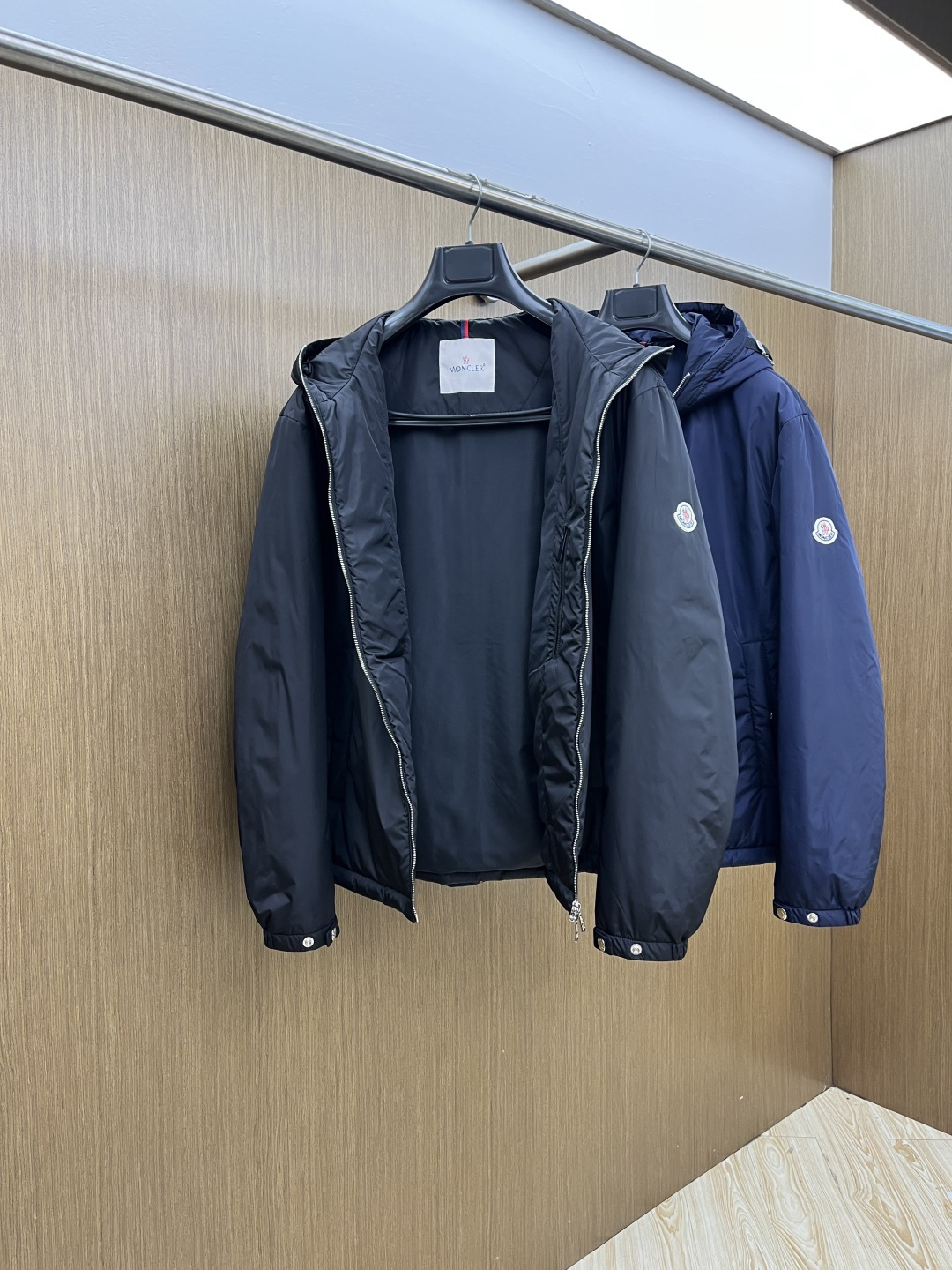 秋冬羽绒 Mon 25秋冬上新 蒙口连帽羽绒服 进口面料 定制五金 简约时尚 适配商务、休闲等多种场合 