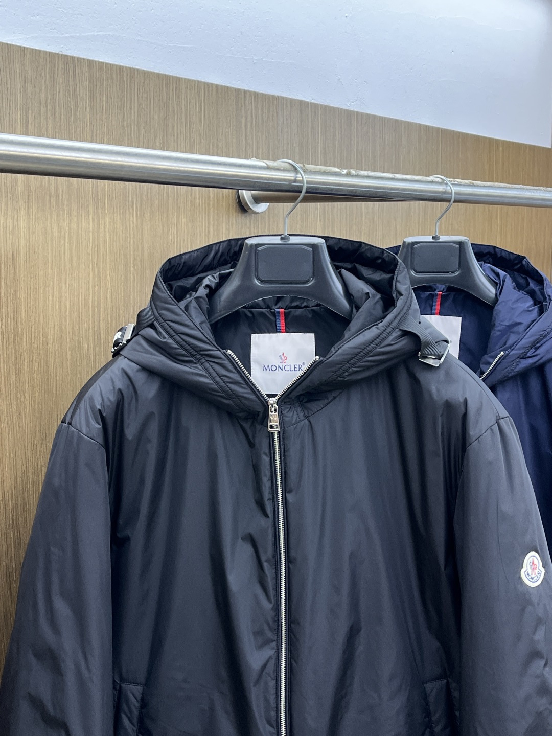 秋冬羽绒 Mon 25秋冬上新 蒙口连帽羽绒服 进口面料 定制五金 简约时尚 适配商务、休闲等多种场合 