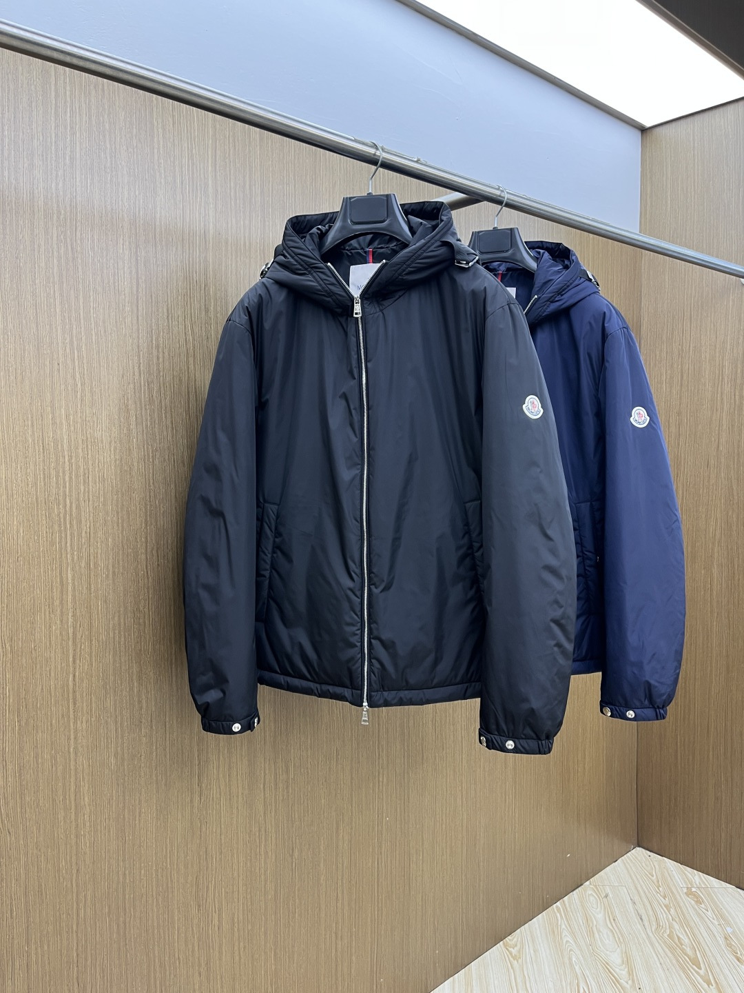 秋冬羽绒 Mon 25秋冬上新 蒙口连帽羽绒服 进口面料 定制五金 简约时尚 适配商务、休闲等多种场合 