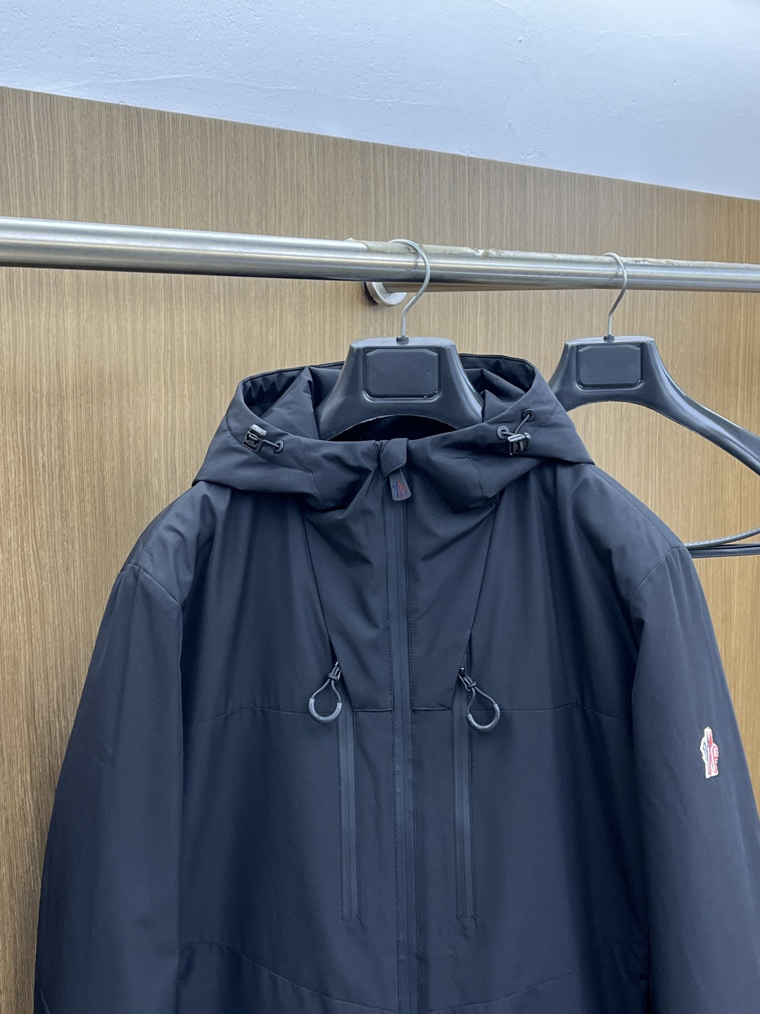 秋冬羽绒 Mon 25秋冬上新 蒙口连帽羽绒服 进口面料 定制五金 简约时尚 适配商务、休闲等多种场合 