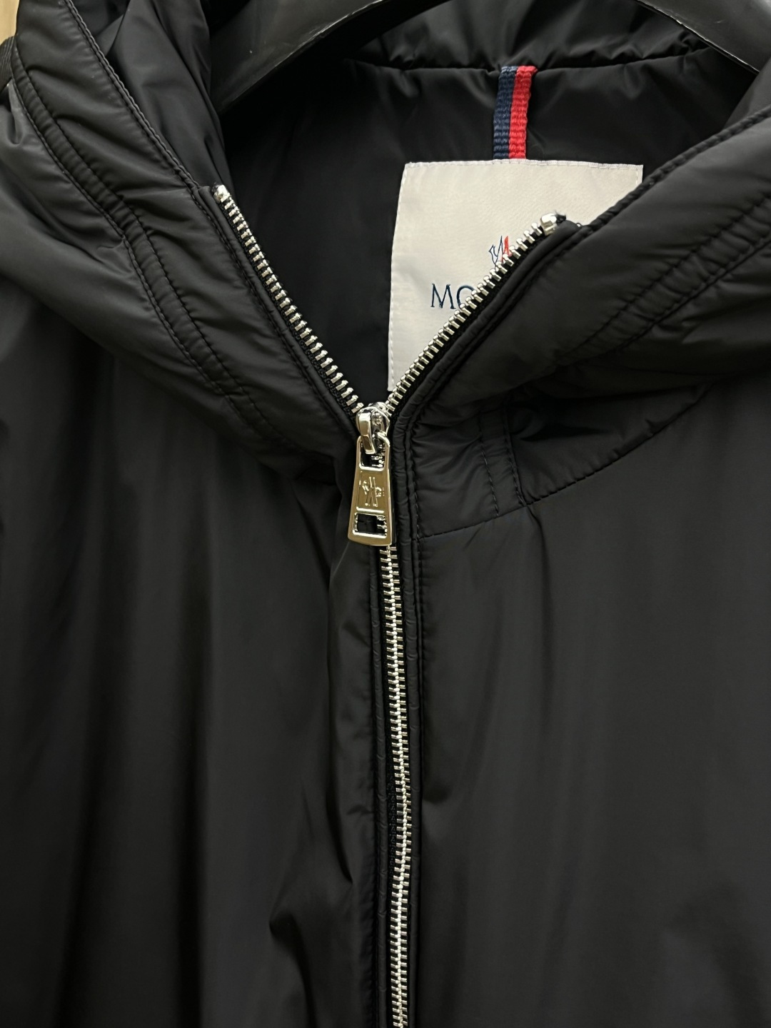 秋冬羽绒 Mon 25秋冬上新 蒙口连帽羽绒服 进口面料 定制五金 简约时尚 适配商务、休闲等多种场合 