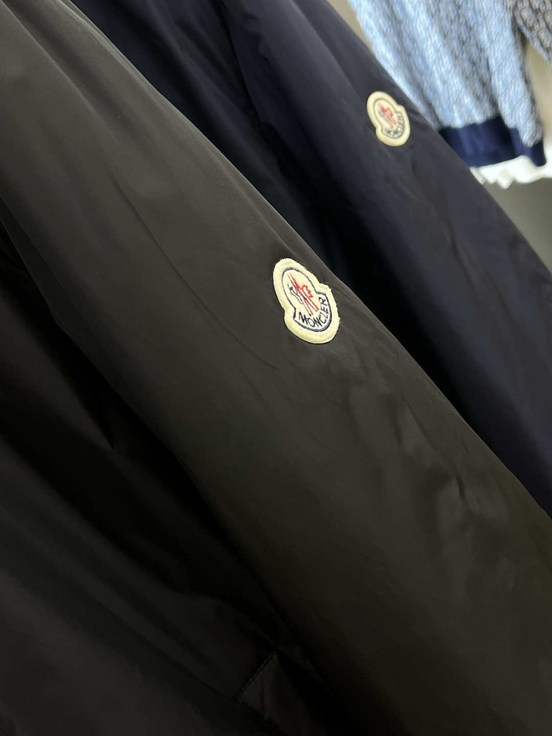 秋冬羽绒 Mon 25秋冬上新 蒙口连帽羽绒服 进口面料 定制五金 简约时尚 适配商务、休闲等多种场合 