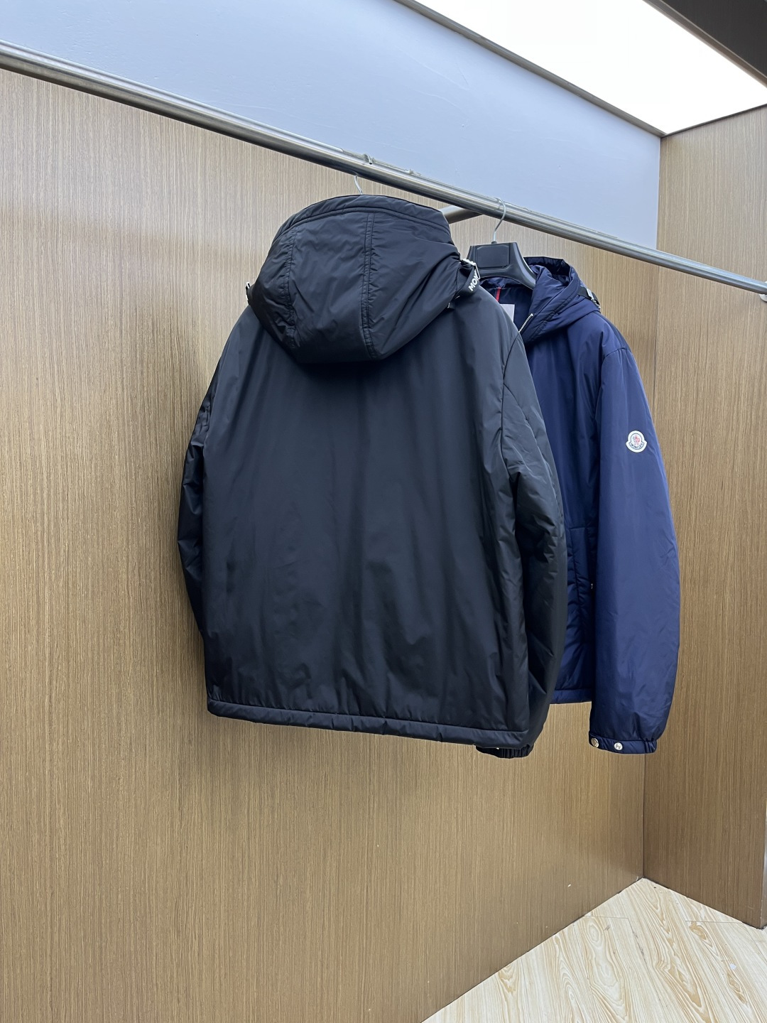 秋冬羽绒 Mon 25秋冬上新 蒙口连帽羽绒服 进口面料 定制五金 简约时尚 适配商务、休闲等多种场合 