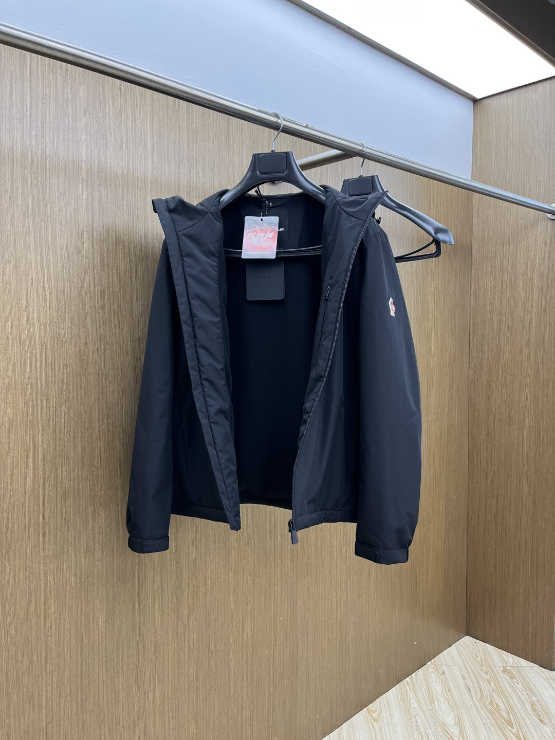 秋冬羽绒 Mon 25秋冬上新 蒙口连帽羽绒服 进口面料 定制五金 简约时尚 适配商务、休闲等多种场合 