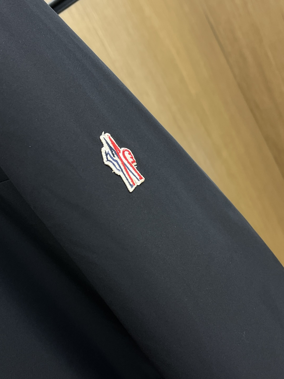 秋冬羽绒 Mon 25秋冬上新 蒙口连帽羽绒服 进口面料 定制五金 简约时尚 适配商务、休闲等多种场合 