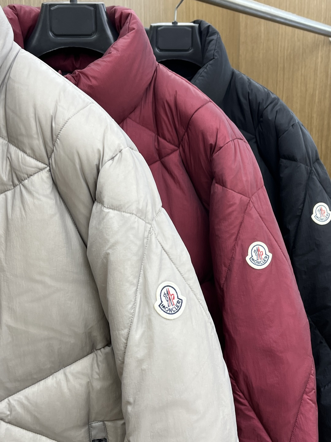 秋冬羽绒 Mon 🔥秋冬上新 蒙口立领羽绒服 进口面料 定制五金 简约时尚 适配商务、休闲等多种场合 专