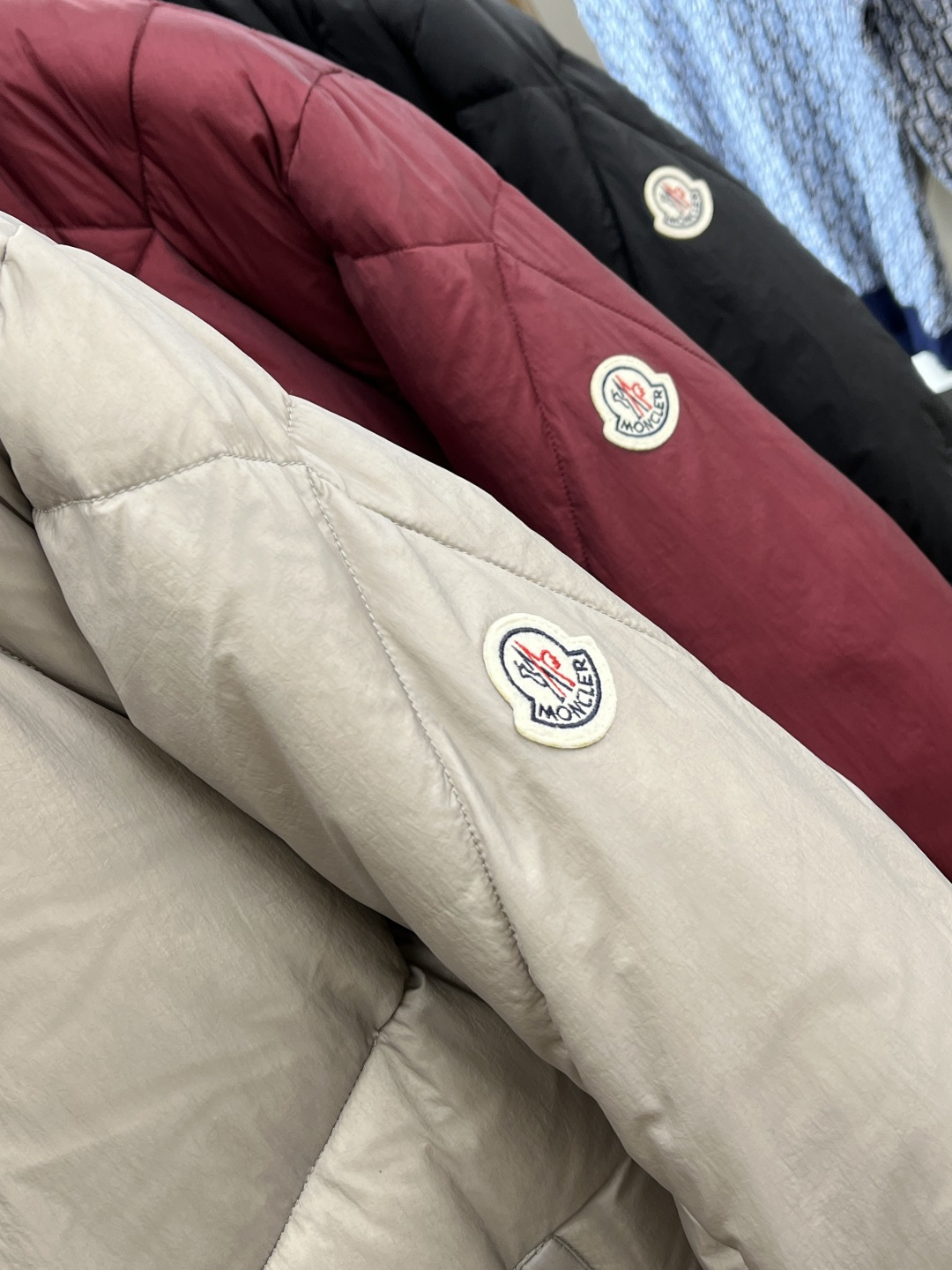 秋冬羽绒 Mon 🔥秋冬上新 蒙口立领羽绒服 进口面料 定制五金 简约时尚 适配商务、休闲等多种场合 专