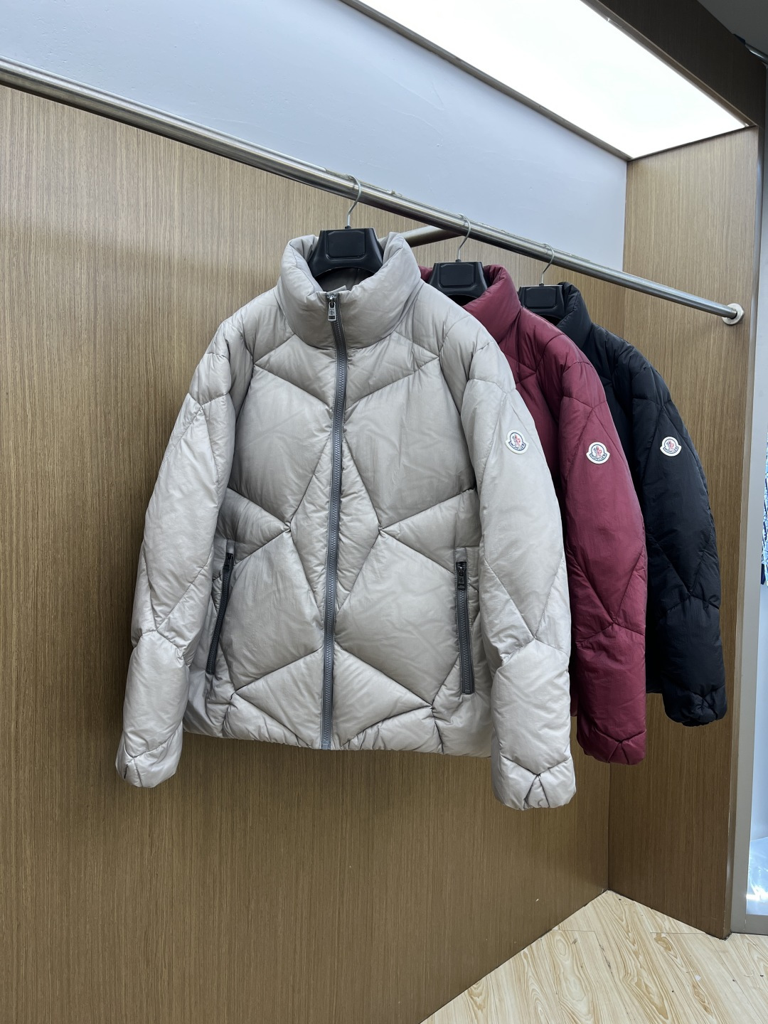 秋冬羽绒 Mon 🔥秋冬上新 蒙口立领羽绒服 进口面料 定制五金 简约时尚 适配商务、休闲等多种场合 专