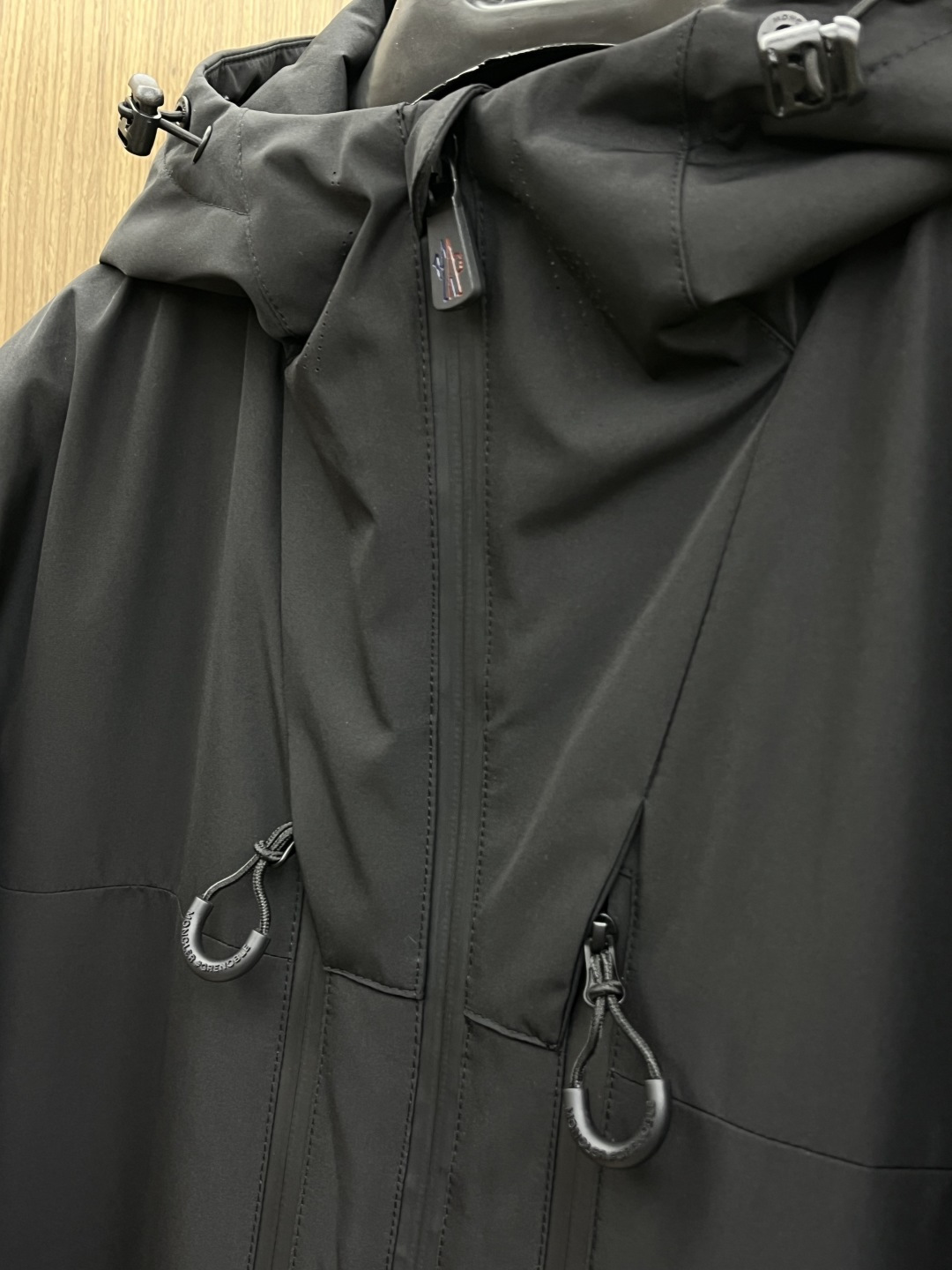 秋冬羽绒 Mon 25秋冬上新 蒙口连帽羽绒服 进口面料 定制五金 简约时尚 适配商务、休闲等多种场合 