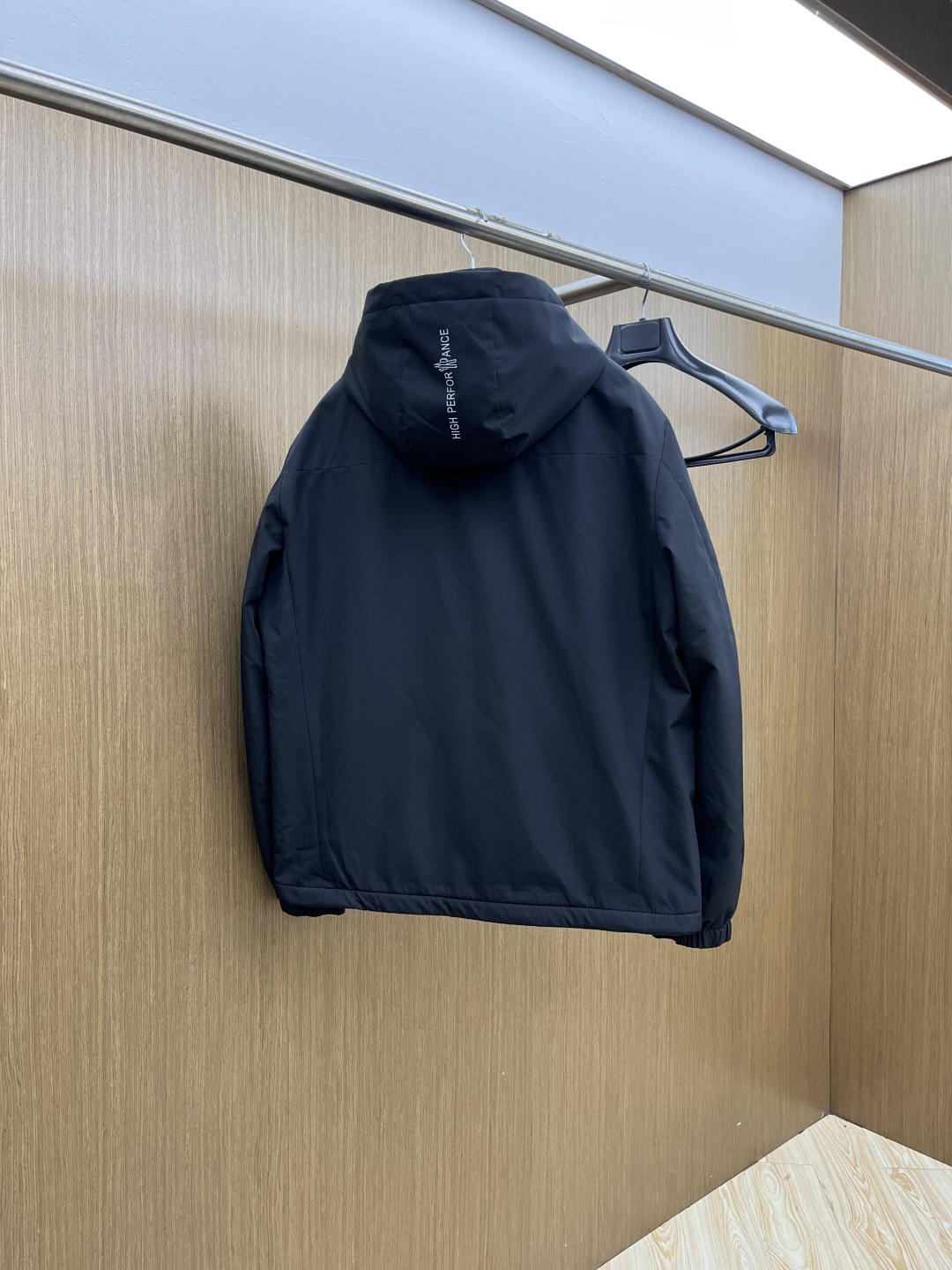 秋冬羽绒 Mon 25秋冬上新 蒙口连帽羽绒服 进口面料 定制五金 简约时尚 适配商务、休闲等多种场合 