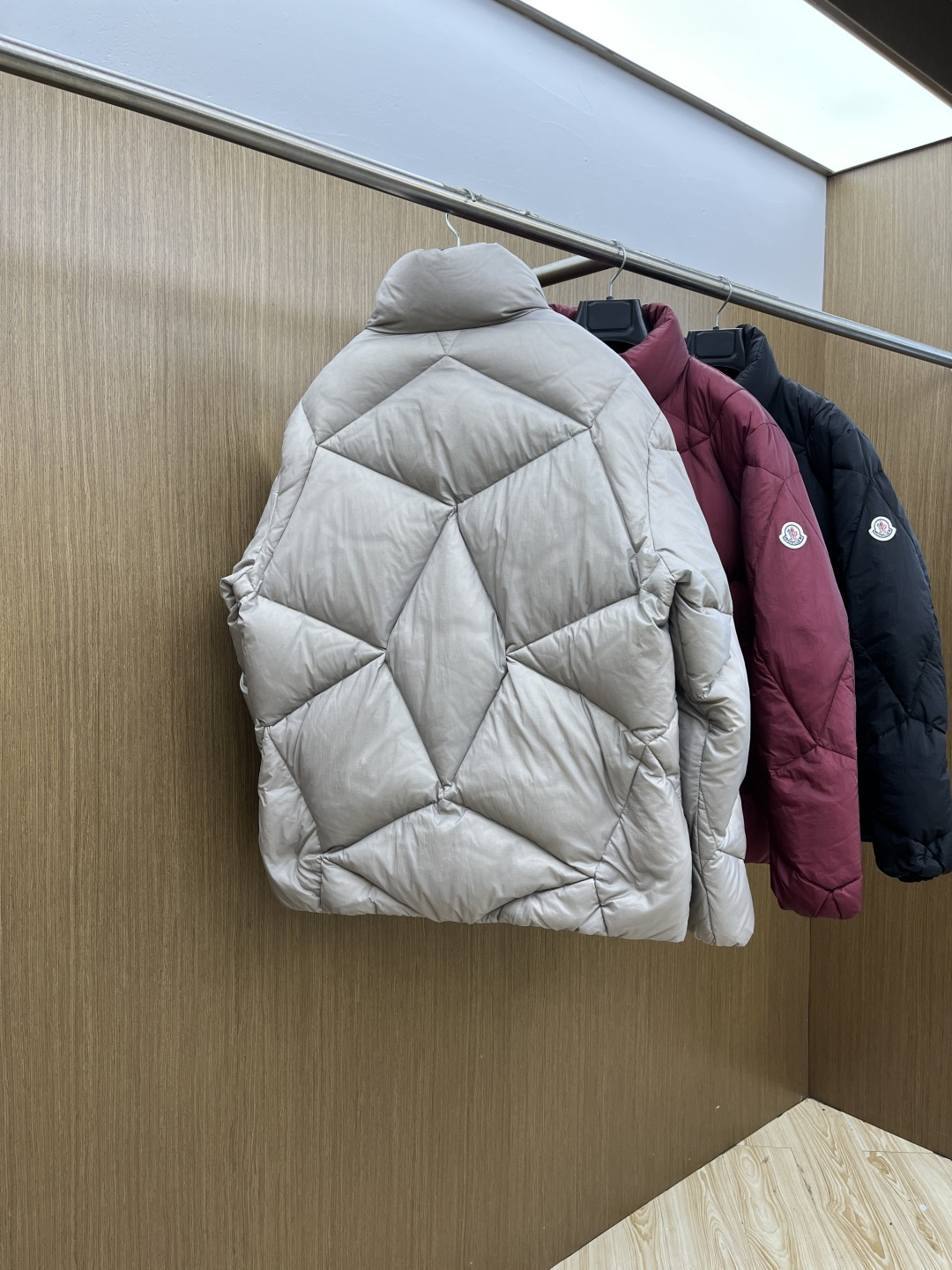 秋冬羽绒 Mon 🔥秋冬上新 蒙口立领羽绒服 进口面料 定制五金 简约时尚 适配商务、休闲等多种场合 专