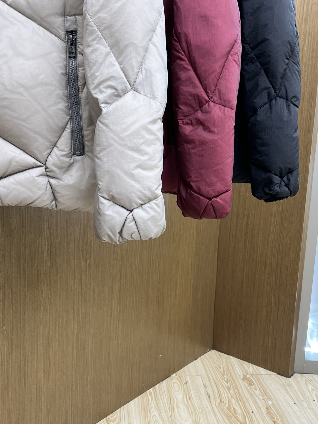 秋冬羽绒 Mon 🔥秋冬上新 蒙口立领羽绒服 进口面料 定制五金 简约时尚 适配商务、休闲等多种场合 专