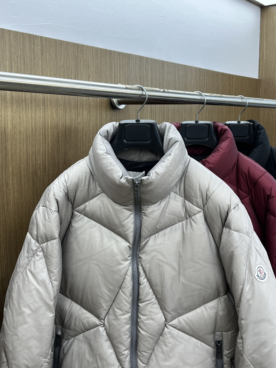 秋冬羽绒 Mon 🔥秋冬上新 蒙口立领羽绒服 进口面料 定制五金 简约时尚 适配商务、休闲等多种场合 专