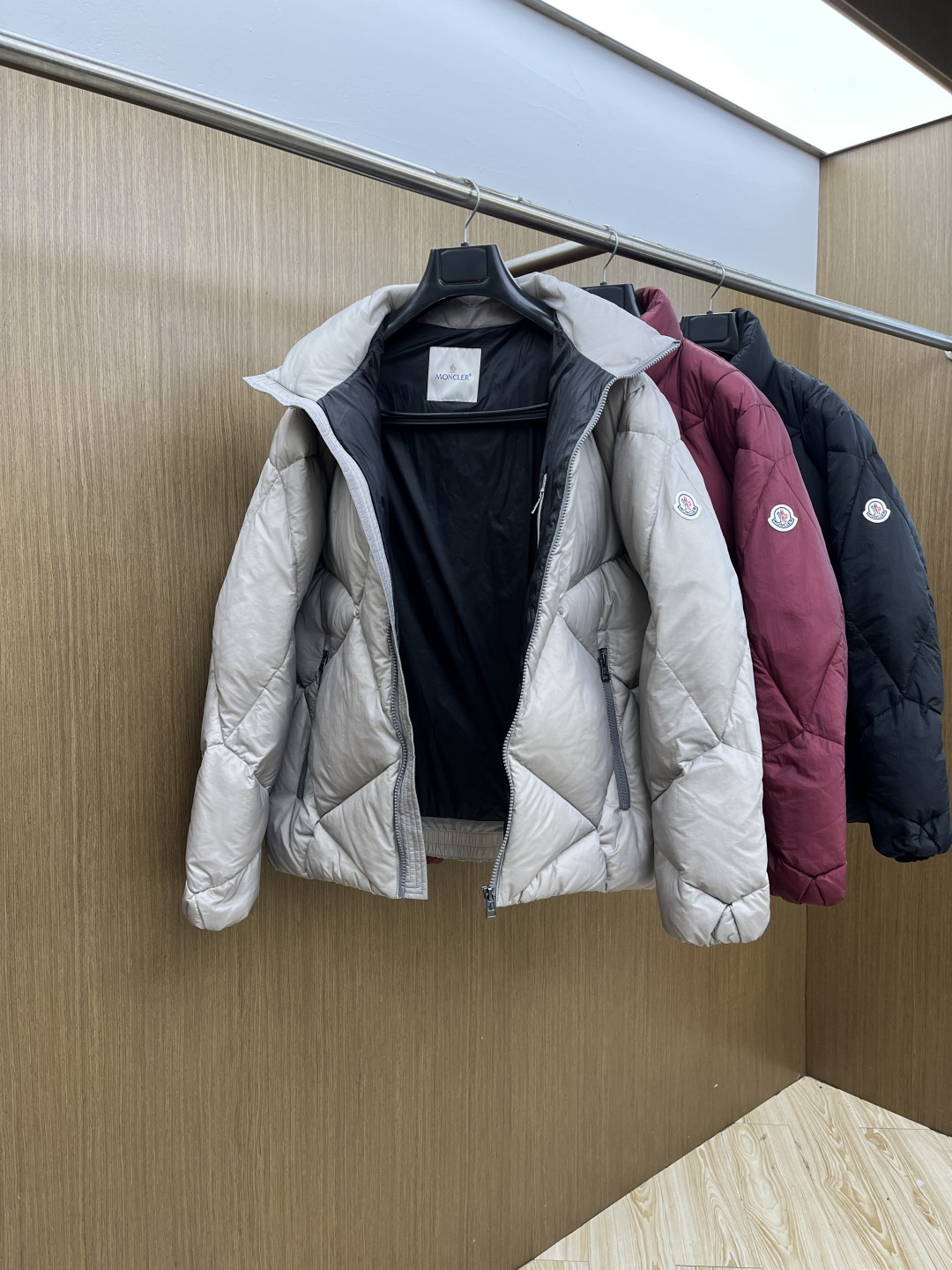 秋冬羽绒 Mon 🔥秋冬上新 蒙口立领羽绒服 进口面料 定制五金 简约时尚 适配商务、休闲等多种场合 专