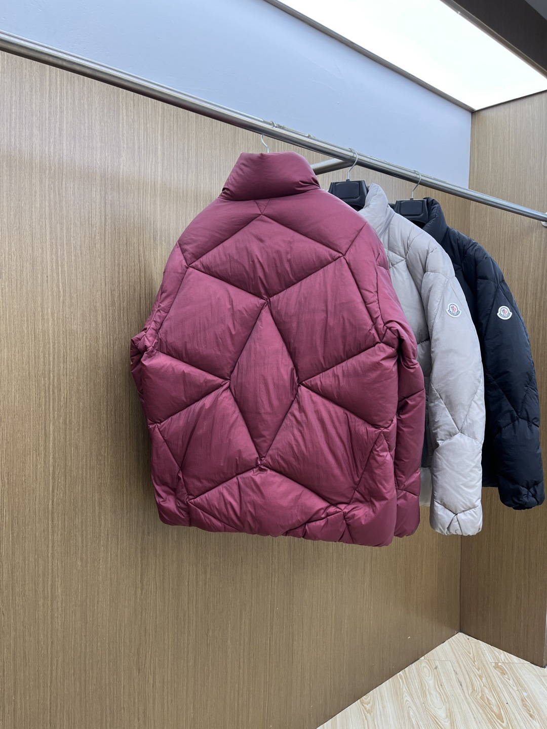 秋冬羽绒 Mon 🔥秋冬上新 蒙口立领羽绒服 进口面料 定制五金 简约时尚 适配商务、休闲等多种场合 专