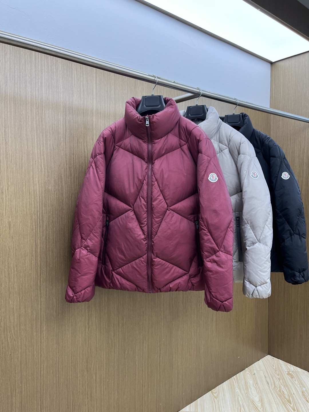 秋冬羽绒 Mon 🔥秋冬上新 蒙口立领羽绒服 进口面料 定制五金 简约时尚 适配商务、休闲等多种场合 专