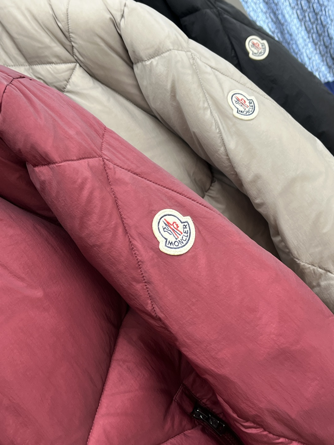 秋冬羽绒 Mon 🔥秋冬上新 蒙口立领羽绒服 进口面料 定制五金 简约时尚 适配商务、休闲等多种场合 专