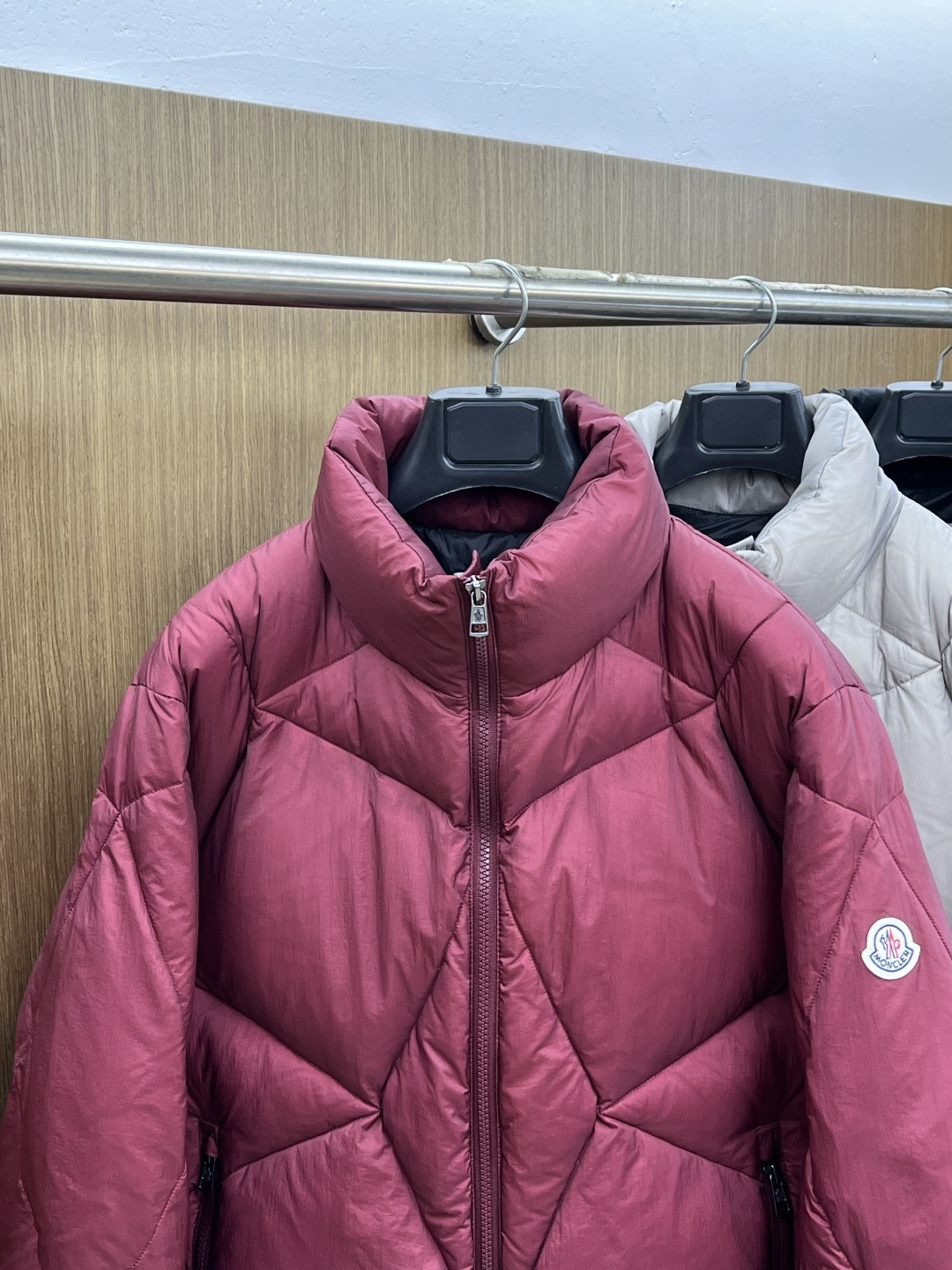 秋冬羽绒 Mon 🔥秋冬上新 蒙口立领羽绒服 进口面料 定制五金 简约时尚 适配商务、休闲等多种场合 专