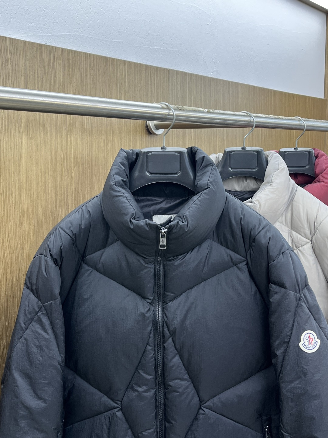 秋冬羽绒 Mon 🔥秋冬上新 蒙口立领羽绒服 进口面料 定制五金 简约时尚 适配商务、休闲等多种场合 专