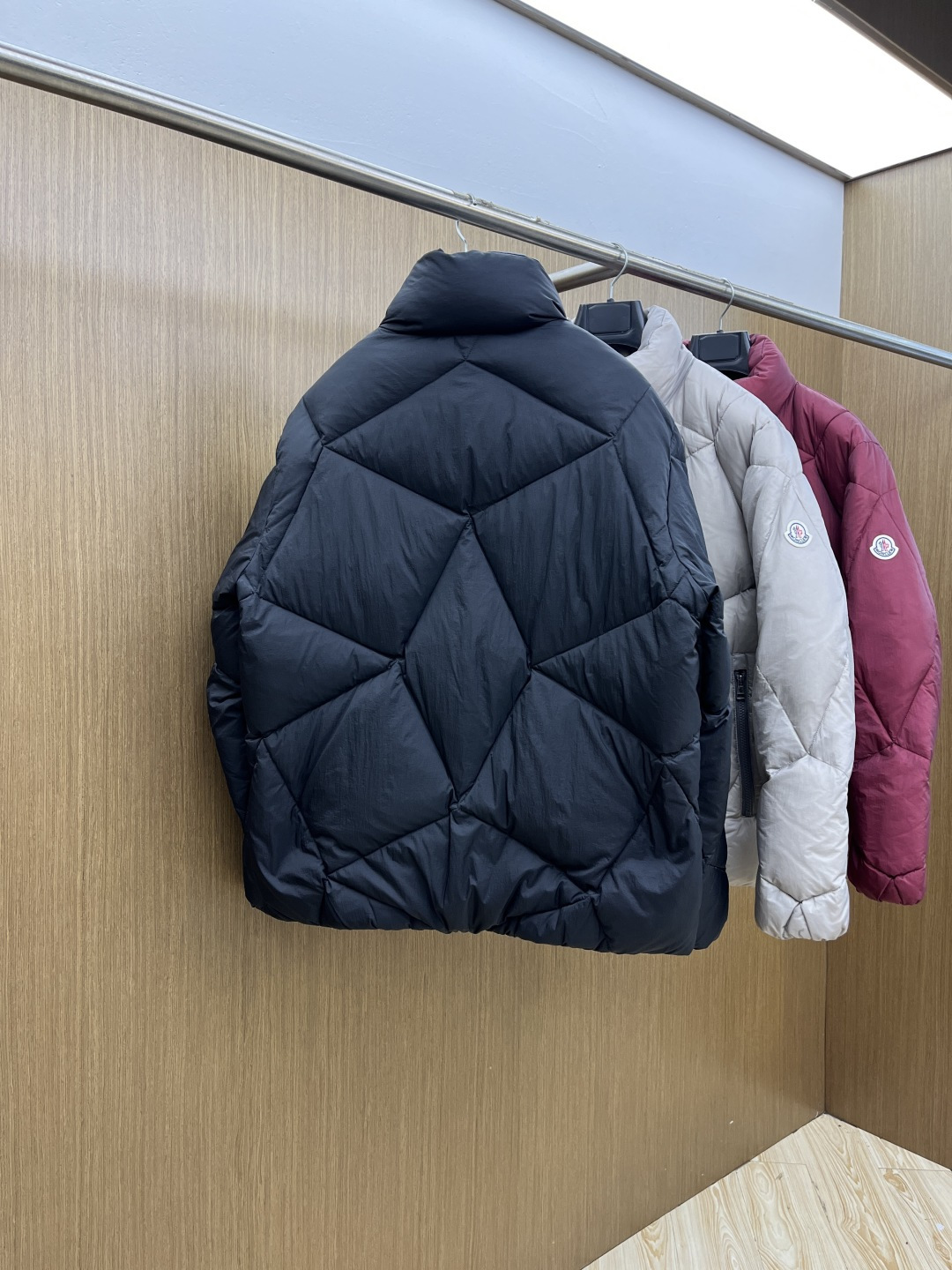 秋冬羽绒 Mon 🔥秋冬上新 蒙口立领羽绒服 进口面料 定制五金 简约时尚 适配商务、休闲等多种场合 专