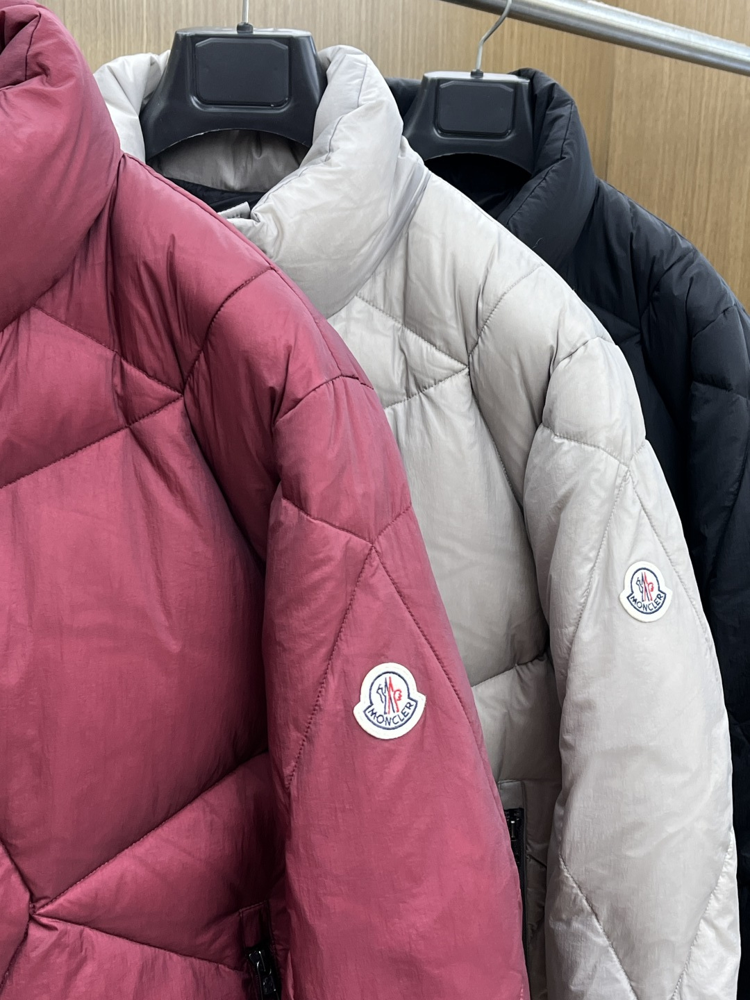 秋冬羽绒 Mon 🔥秋冬上新 蒙口立领羽绒服 进口面料 定制五金 简约时尚 适配商务、休闲等多种场合 专