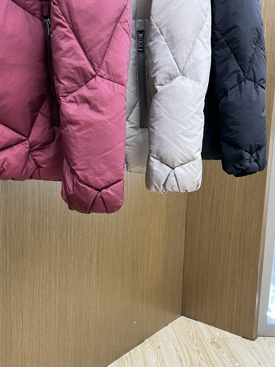 秋冬羽绒 Mon 🔥秋冬上新 蒙口立领羽绒服 进口面料 定制五金 简约时尚 适配商务、休闲等多种场合 专